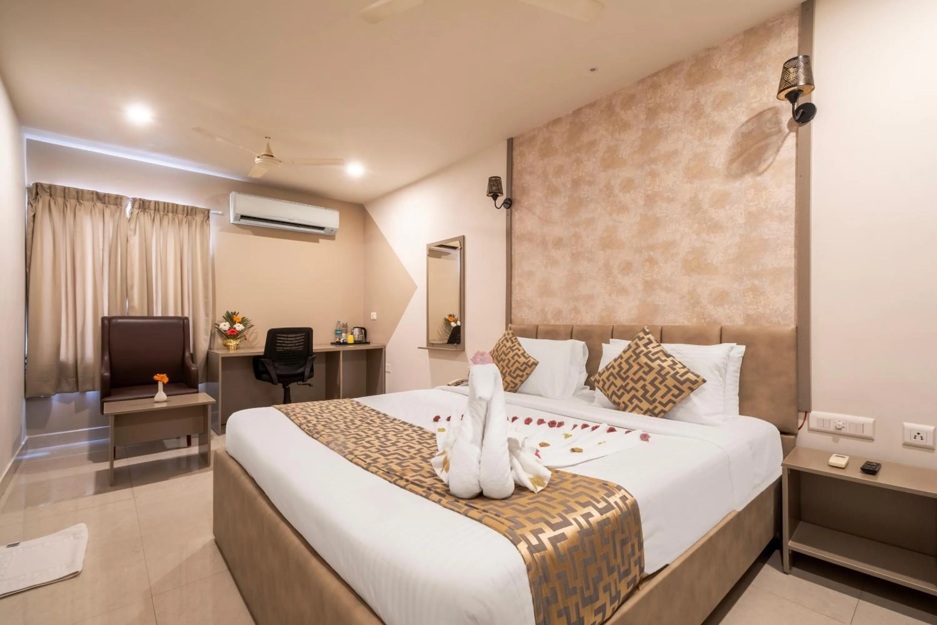 Photo of the whole room, Bed in Hotel Seasons Inn