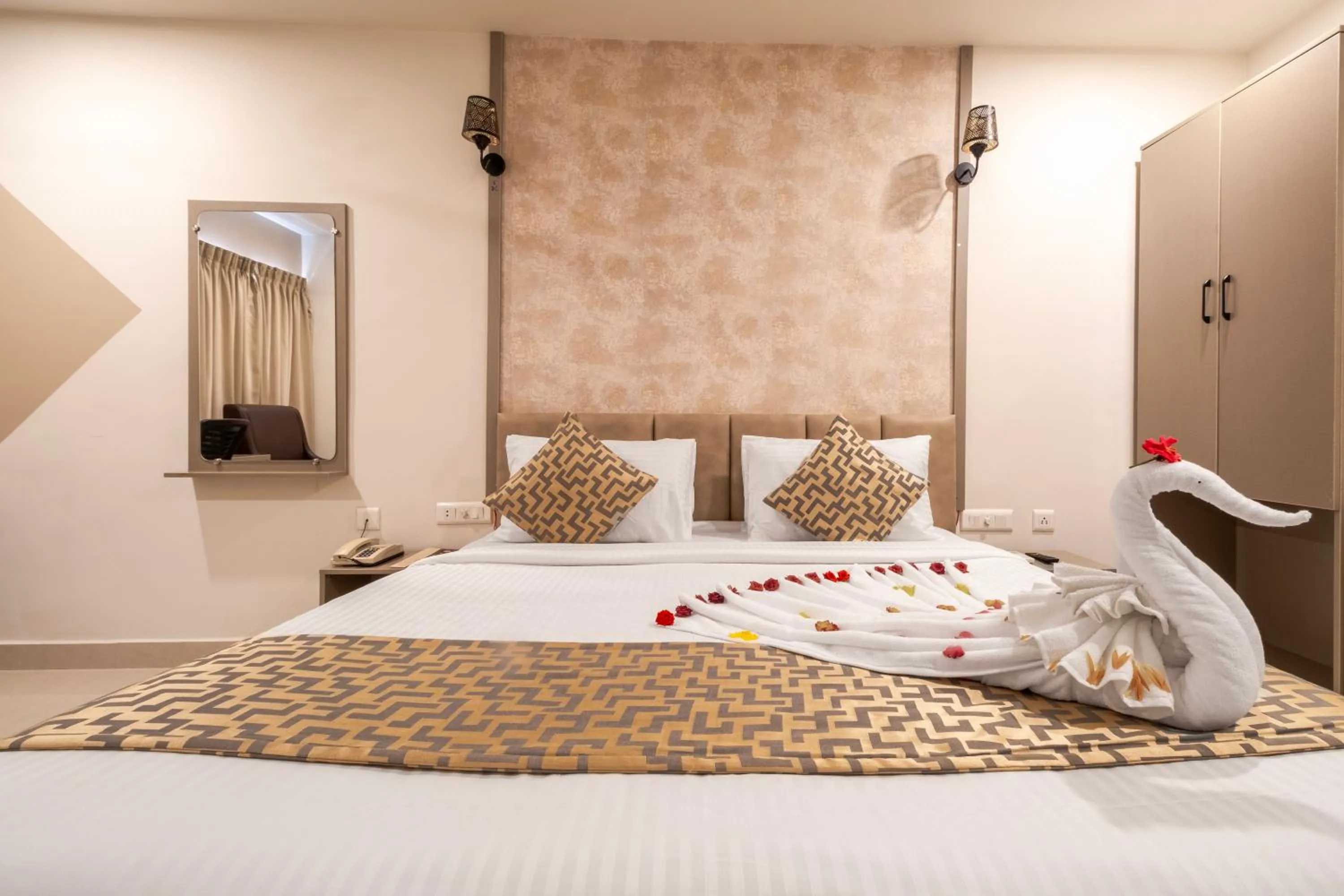 Bed in Hotel Seasons Inn