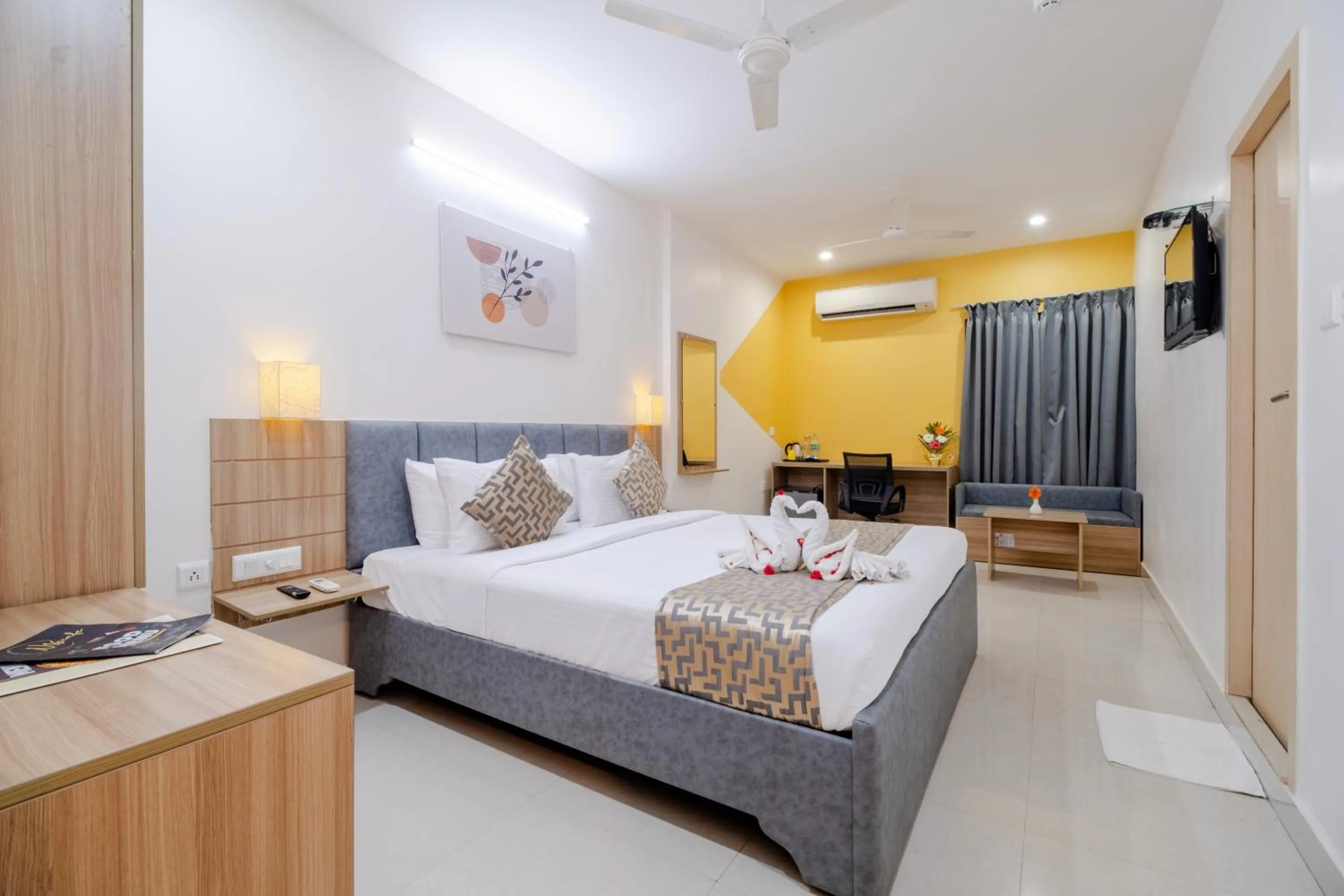 Bed in Hotel Seasons Inn