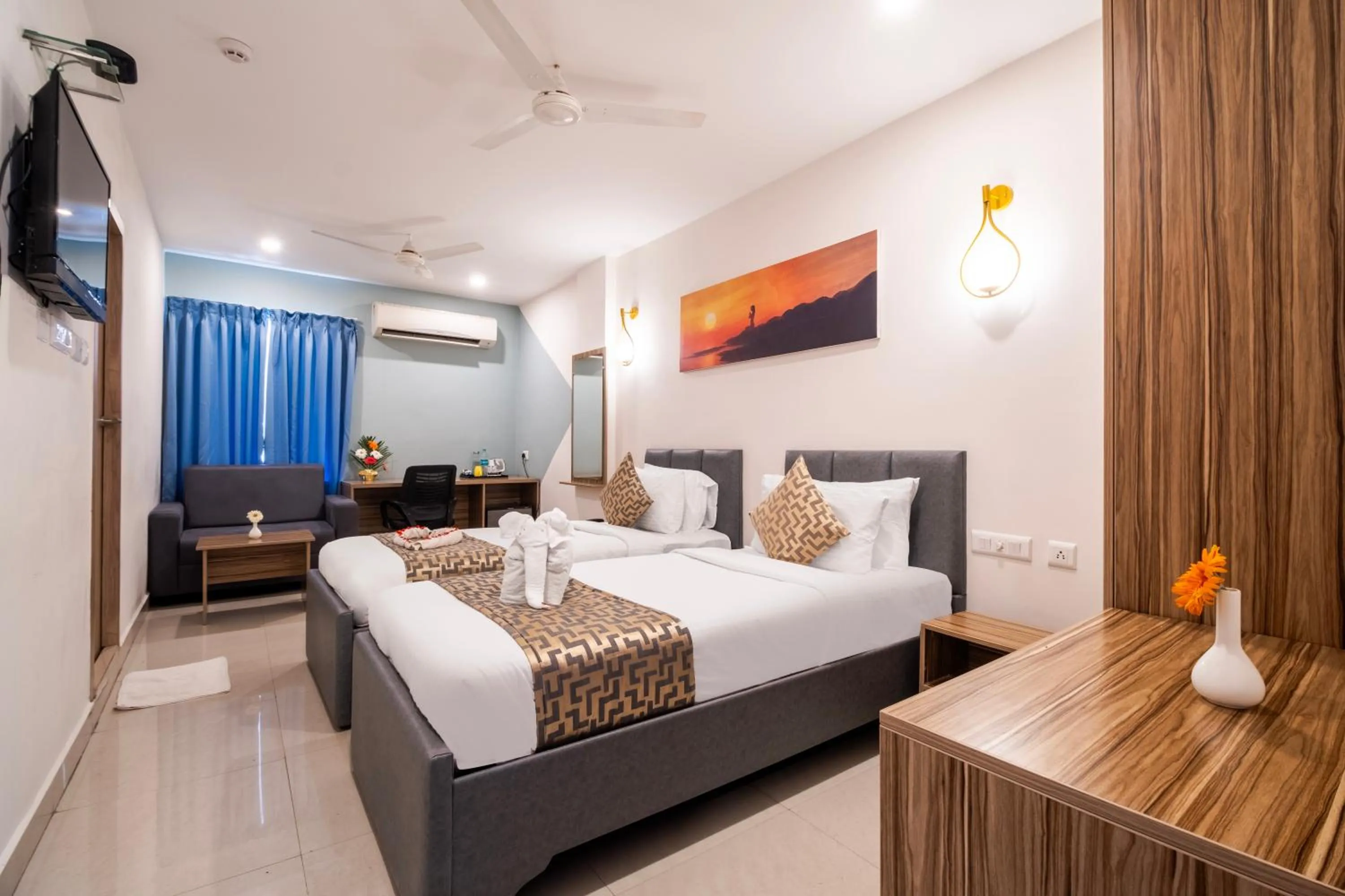 Bed in Hotel Seasons Inn