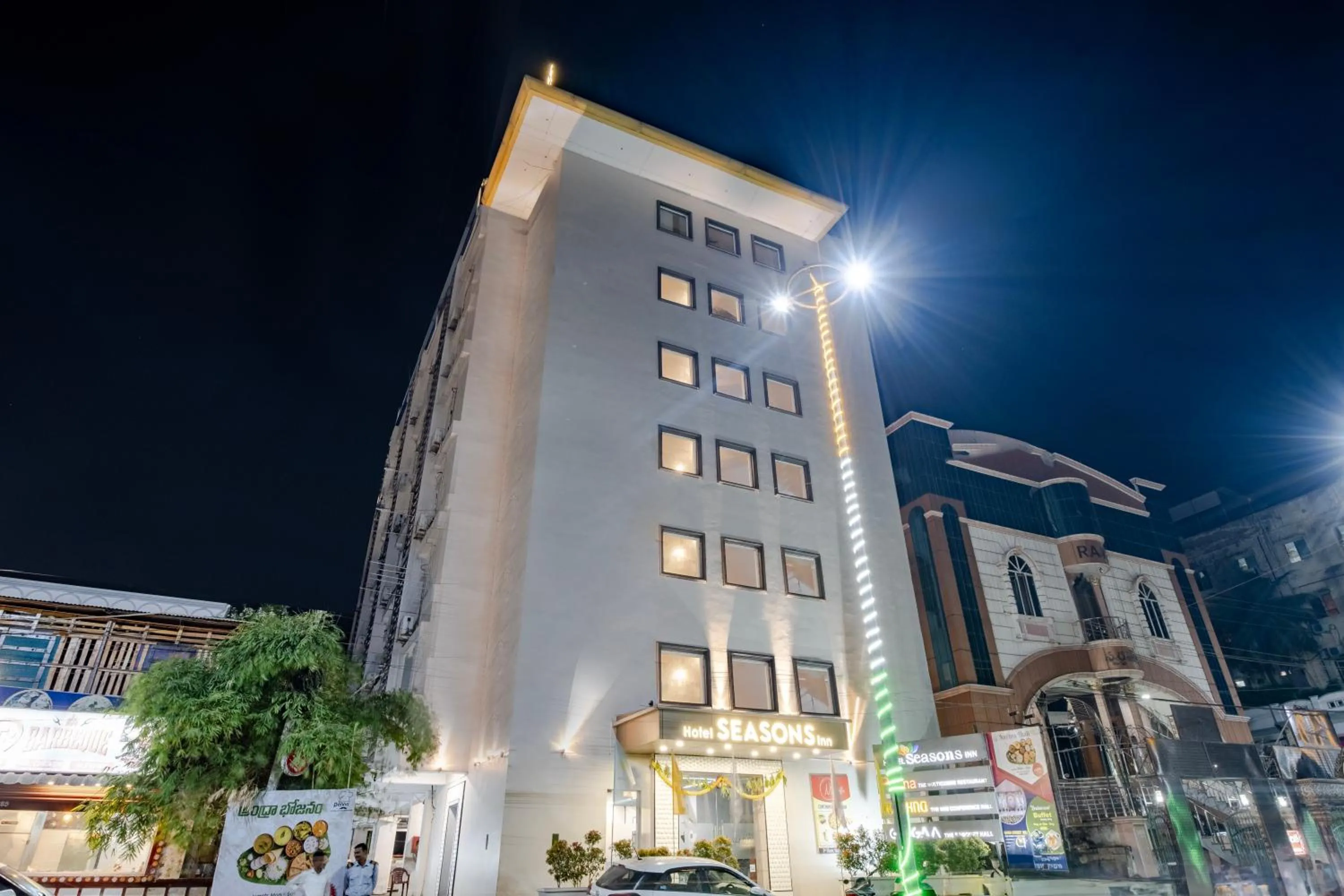 Property building in Hotel Seasons Inn