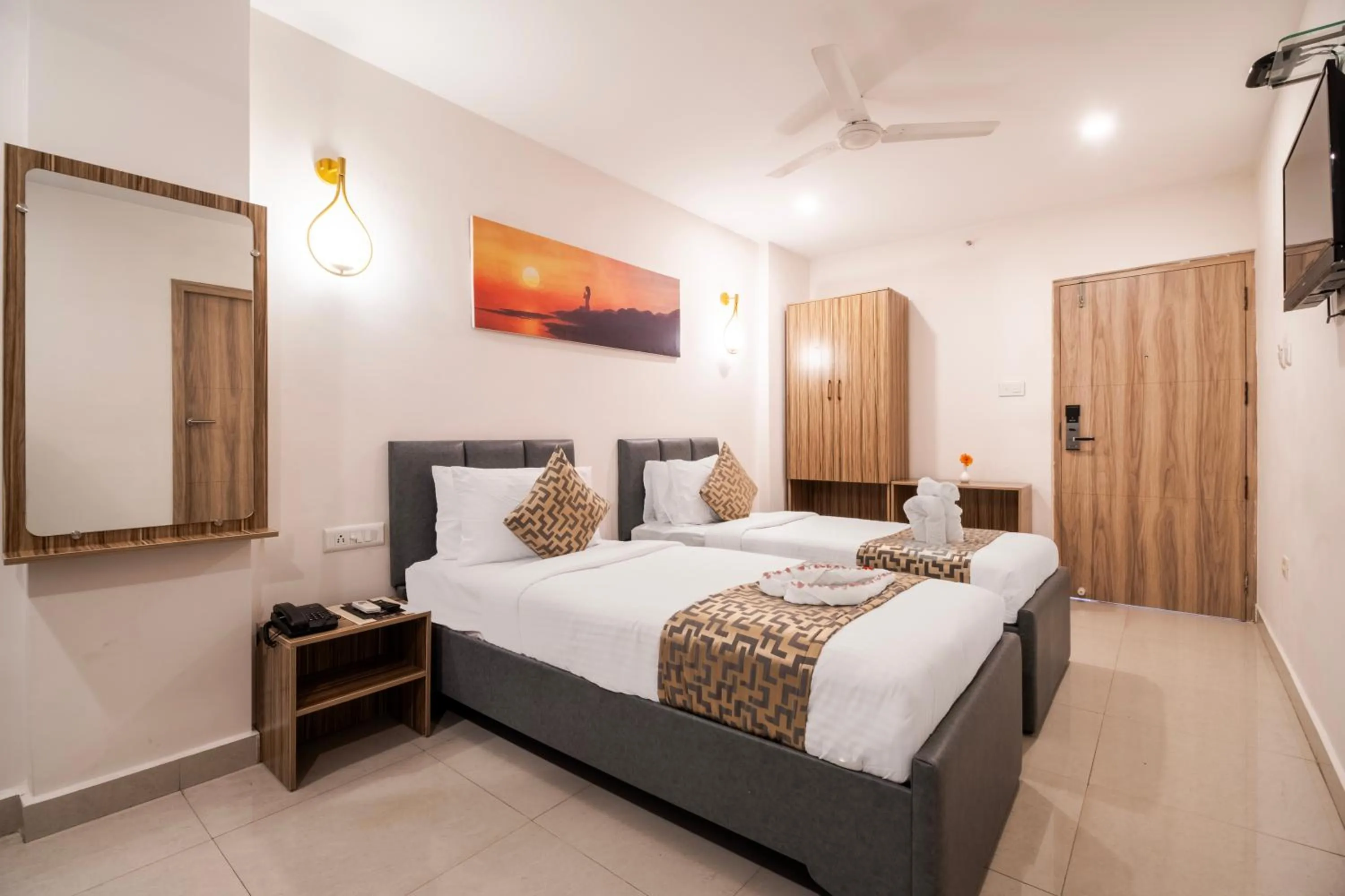 Photo of the whole room, Bed in Hotel Seasons Inn