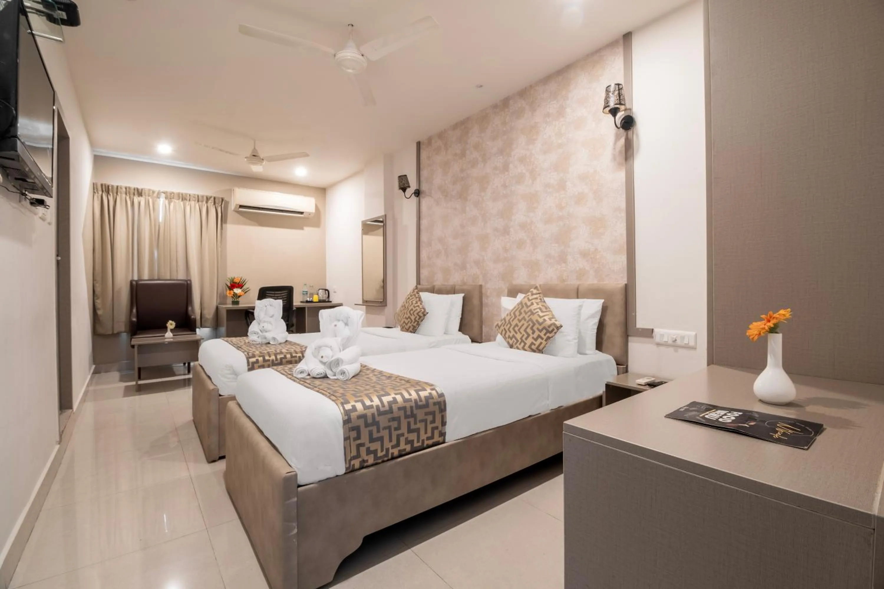 Bedroom, Bed in Hotel Seasons Inn