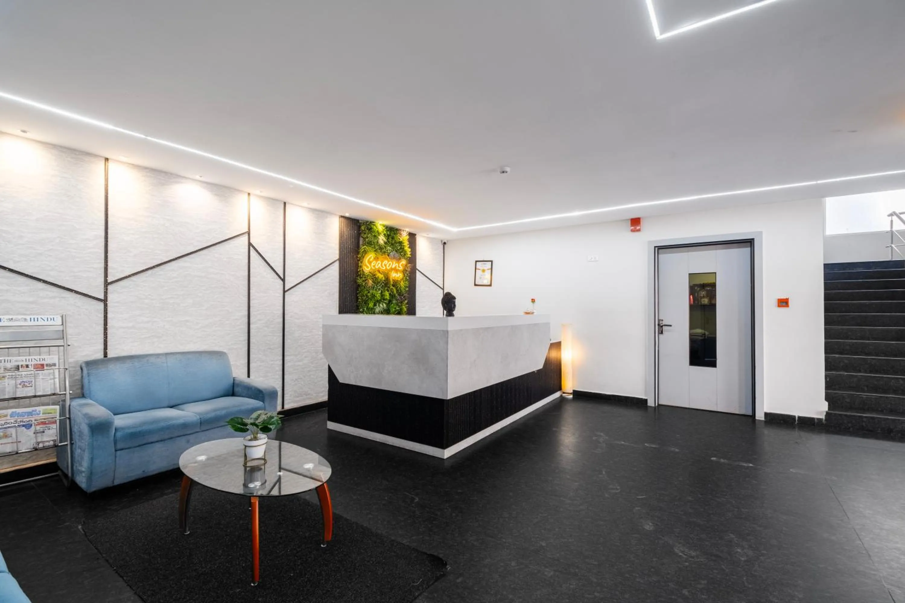 Lobby or reception in Hotel Seasons Inn