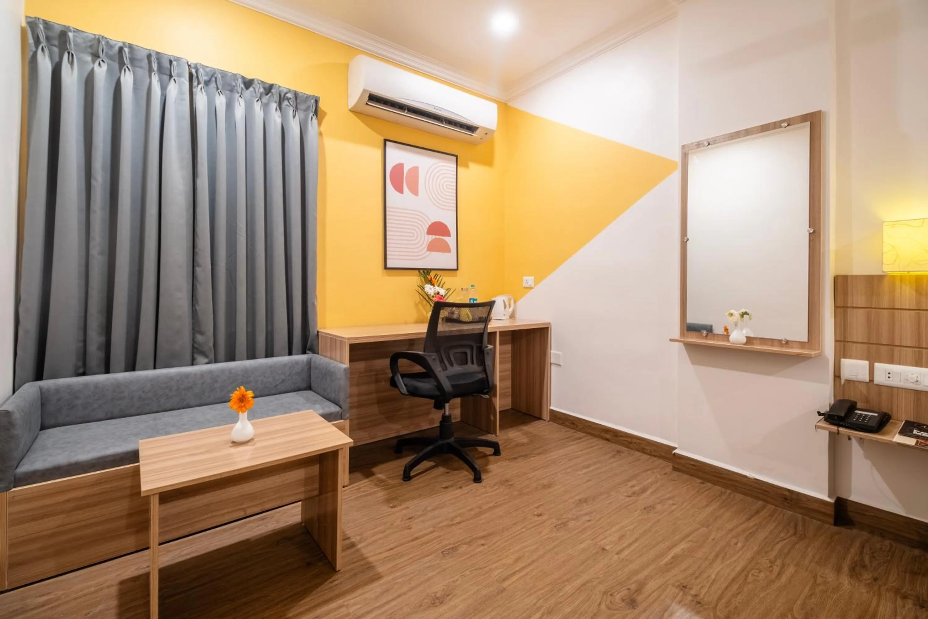 Seating area in Hotel Seasons Inn