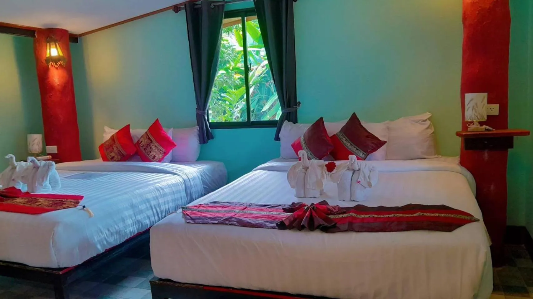 Bed in Khao Sok River & Jungle Resort