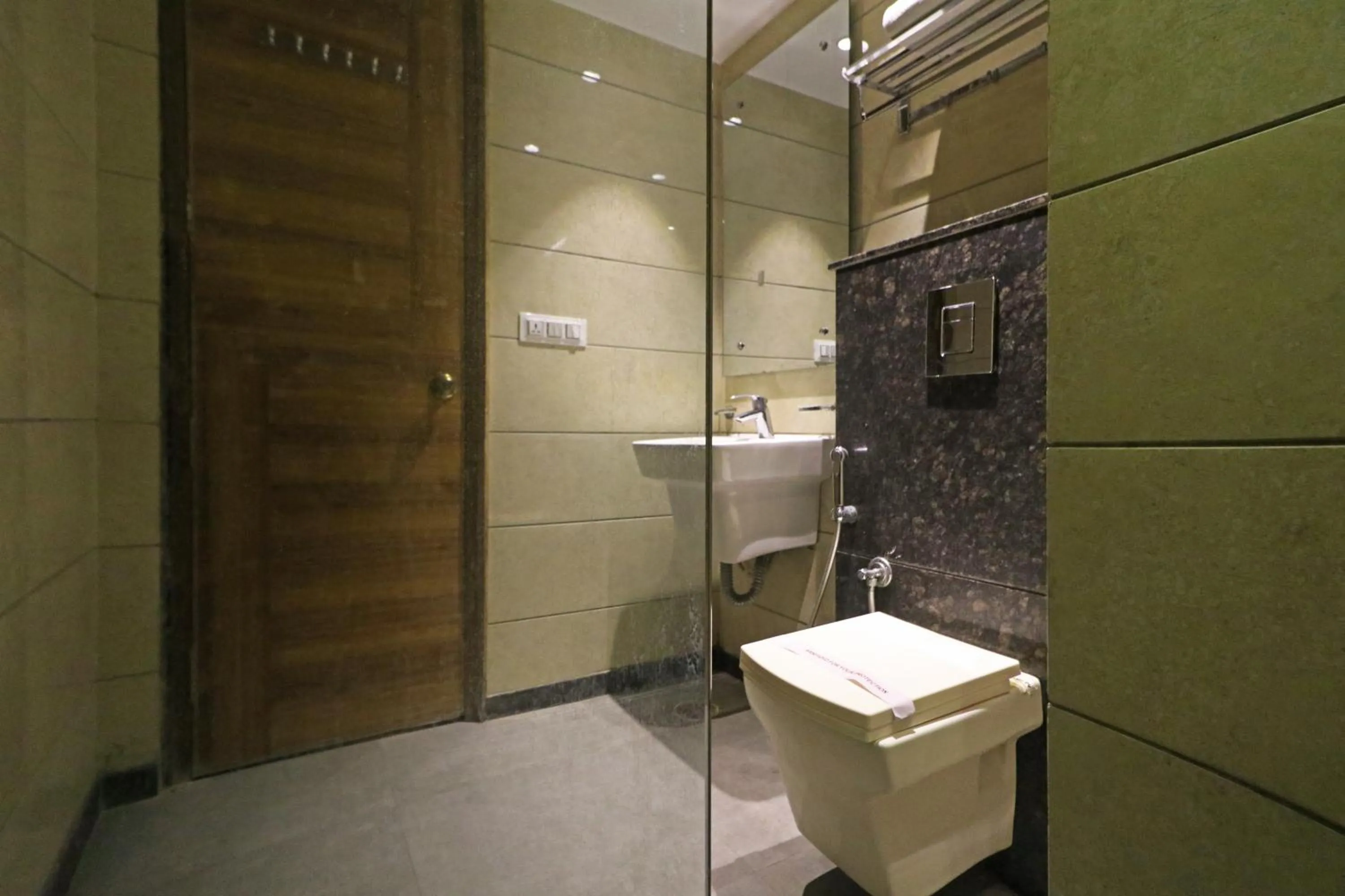 Shower in The IVY Grand Hotel - 5 Minutes from Connaught Place and New Delhi Railway Station With Free Secured Parking
