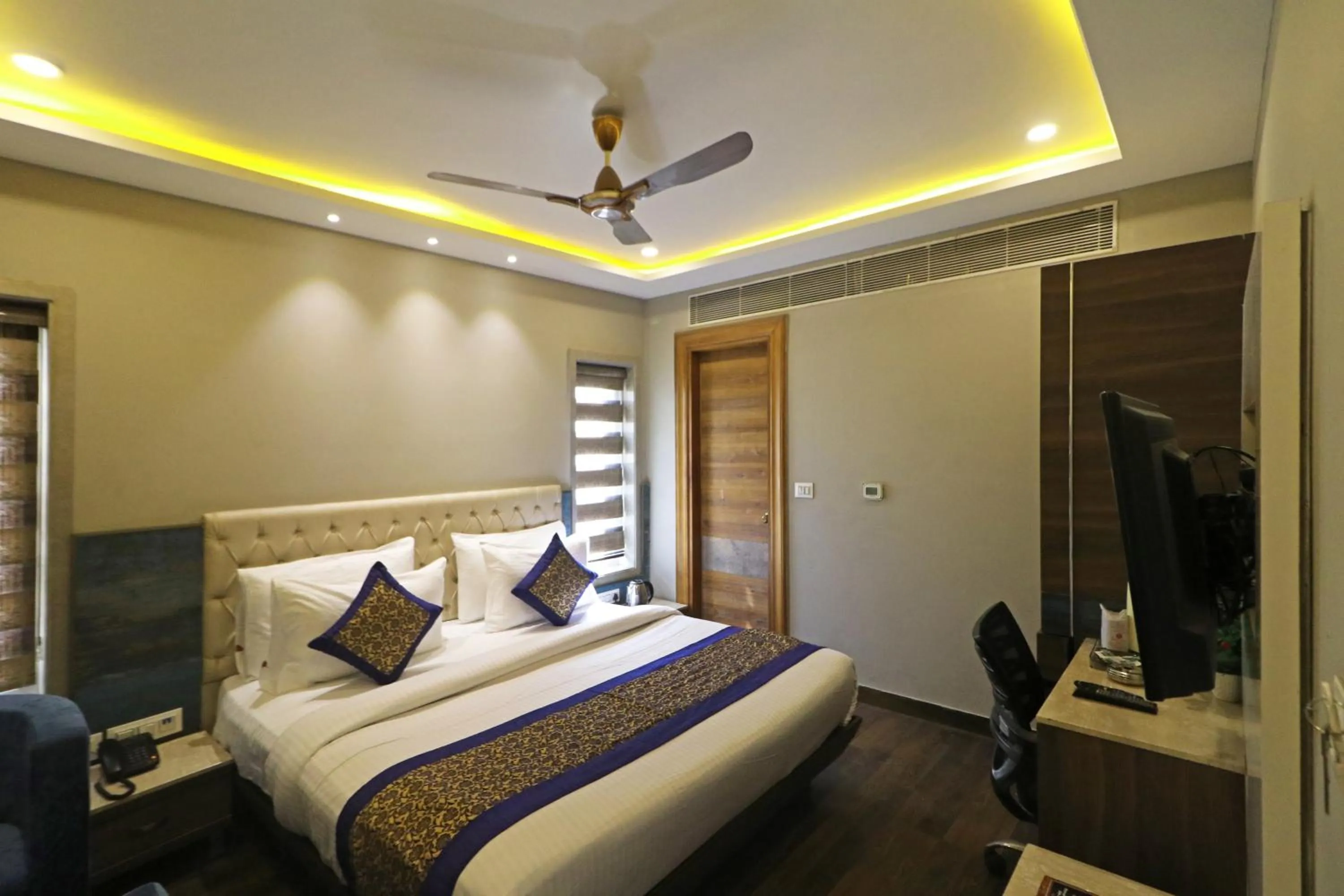 Communal lounge/ TV room, Bed in The IVY Grand Hotel - 5 Minutes from Connaught Place and New Delhi Railway Station With Free Secured Parking