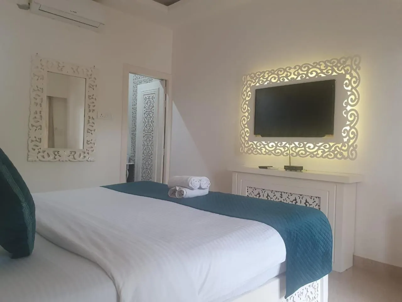 TV and multimedia in Lillywoods Zac Beach Resort, Calangute