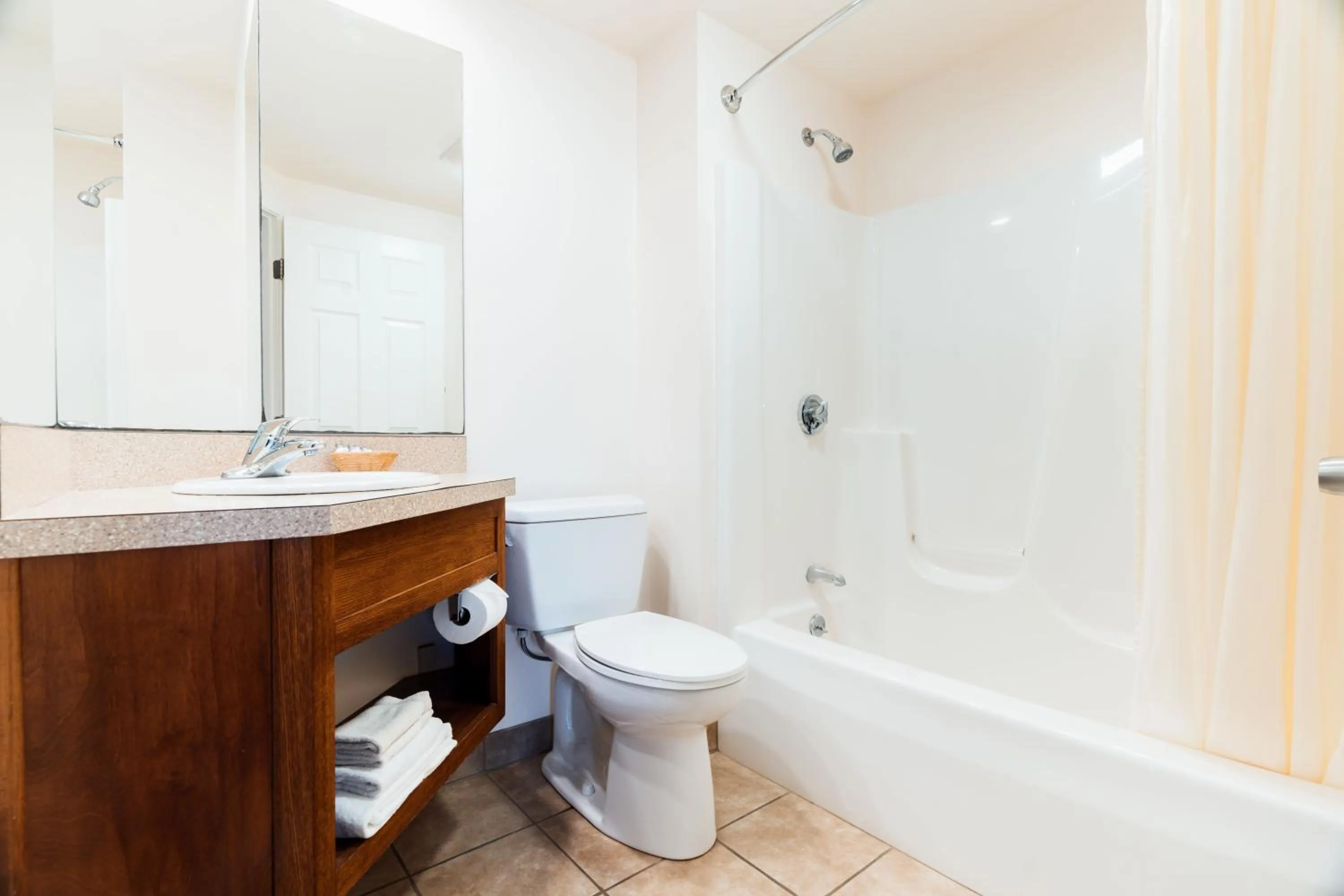 Shower in Yankee Clipper Motel