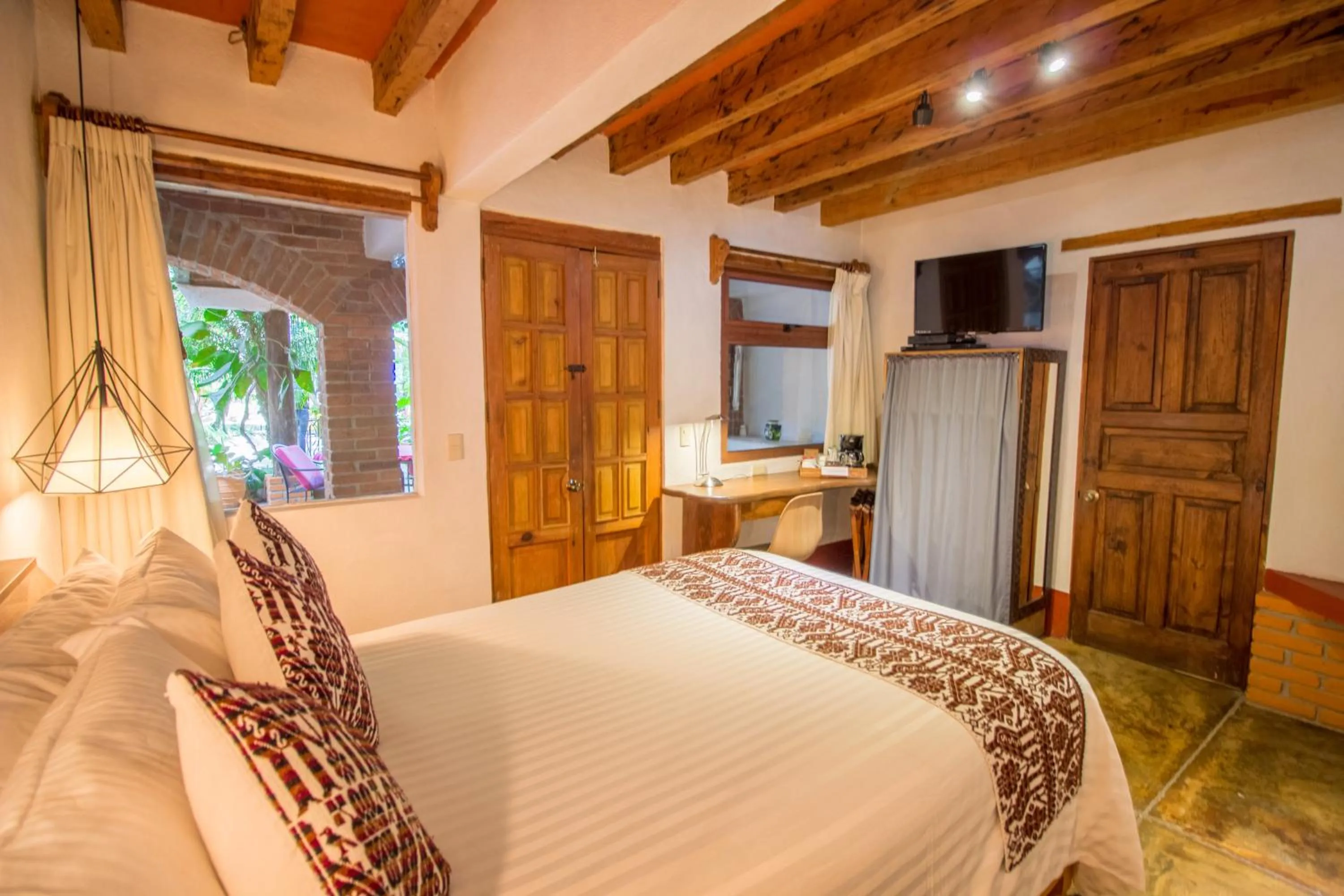 Photo of the whole room, Bed in Mesón De Leyendas Breakfast & Downtown