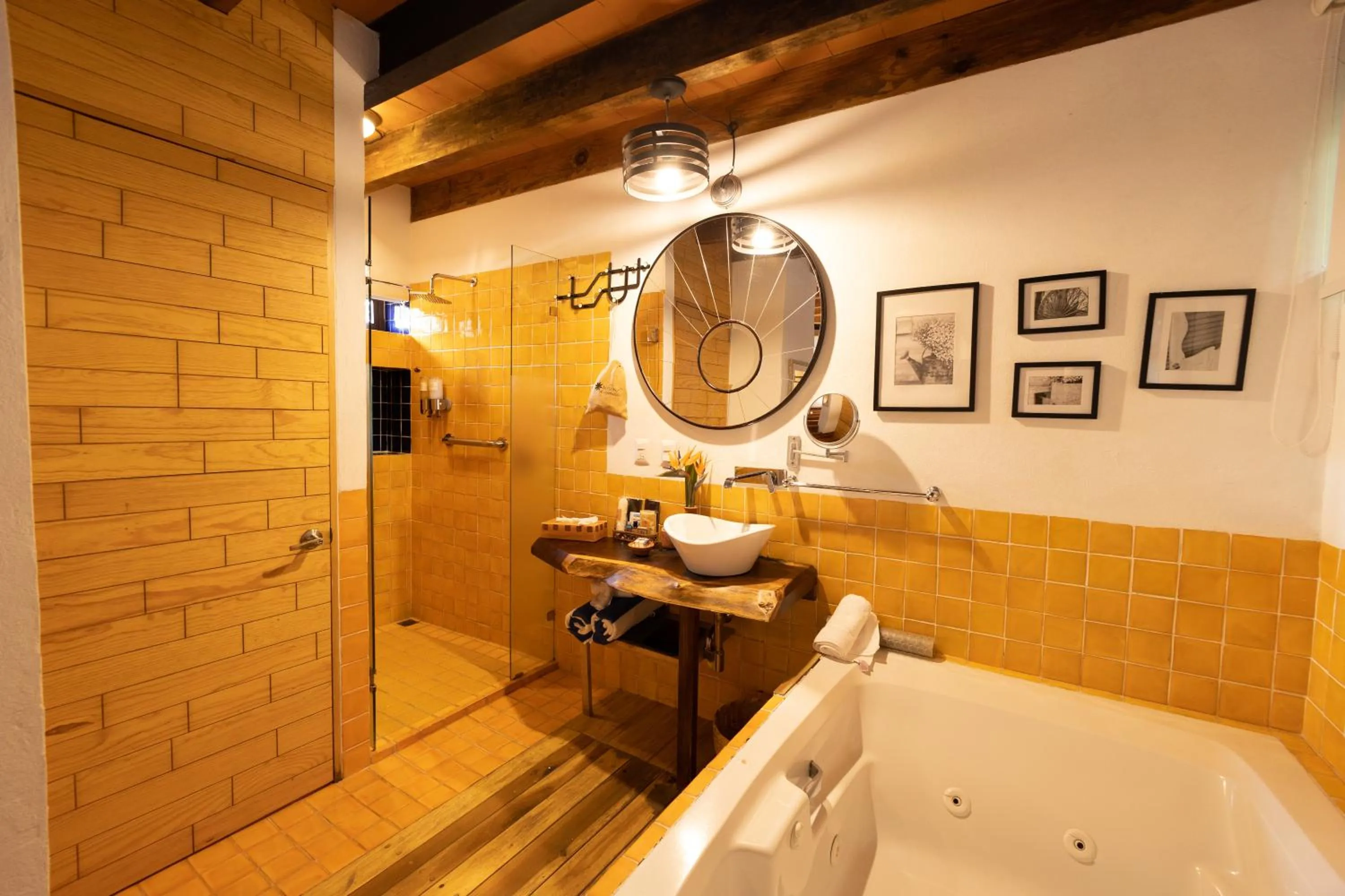 Bathroom in Mesón De Leyendas Breakfast & Downtown