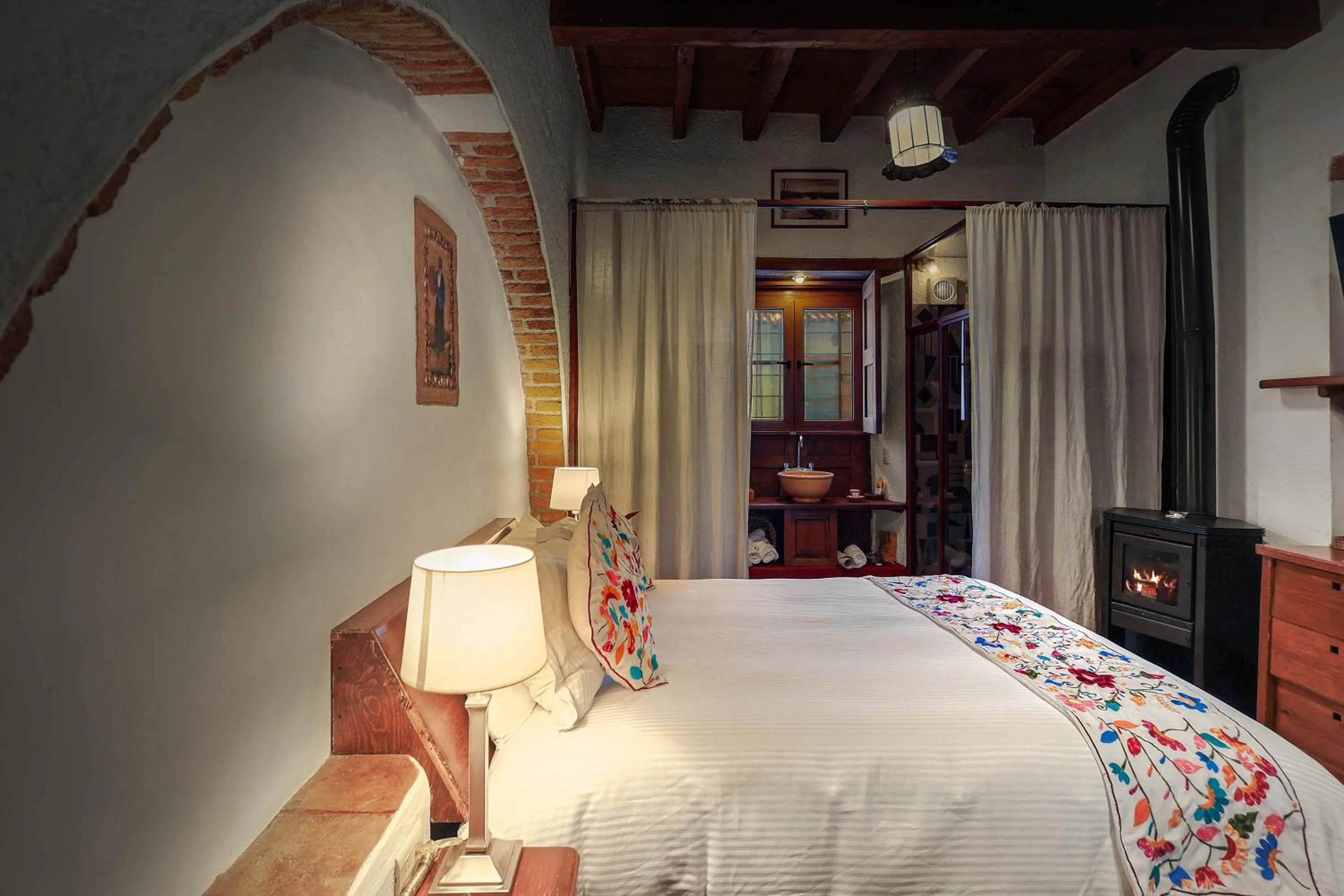 Bed in Mesón De Leyendas Breakfast & Downtown