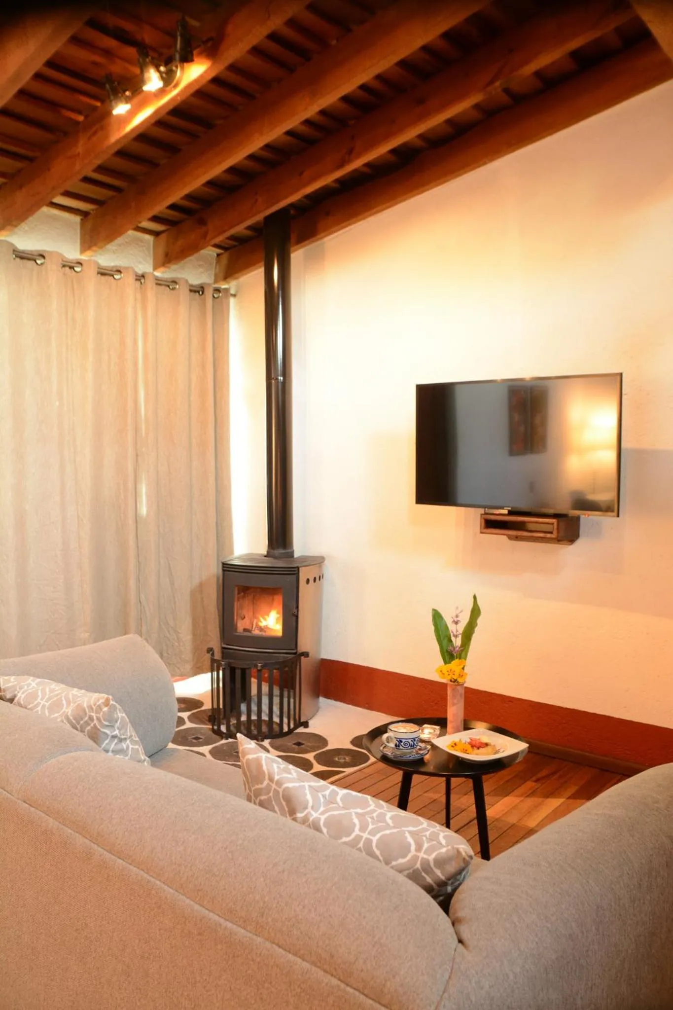 Communal lounge/ TV room, Bed in Mesón De Leyendas Breakfast & Downtown