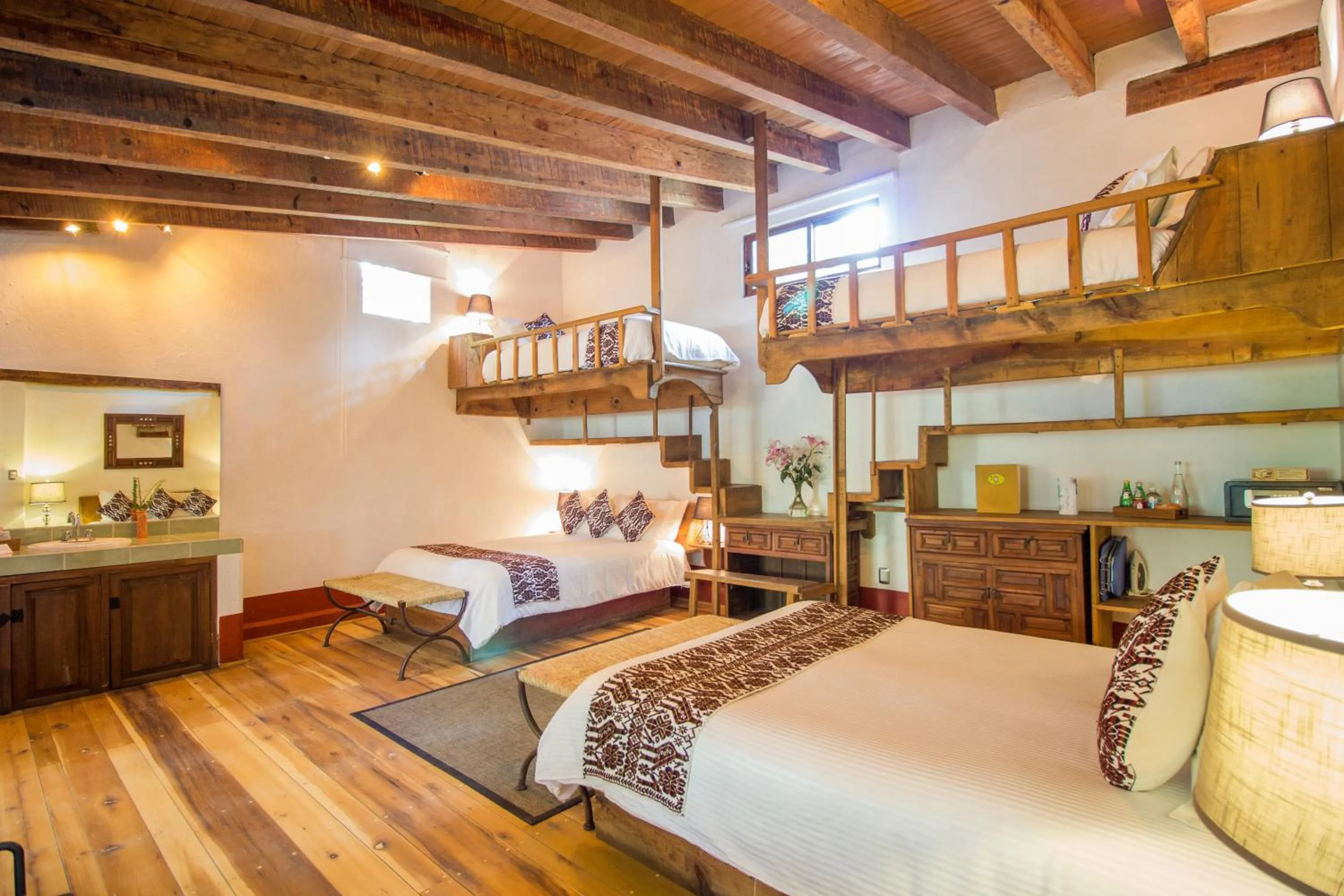 Photo of the whole room, Bed in Mesón De Leyendas Breakfast & Downtown