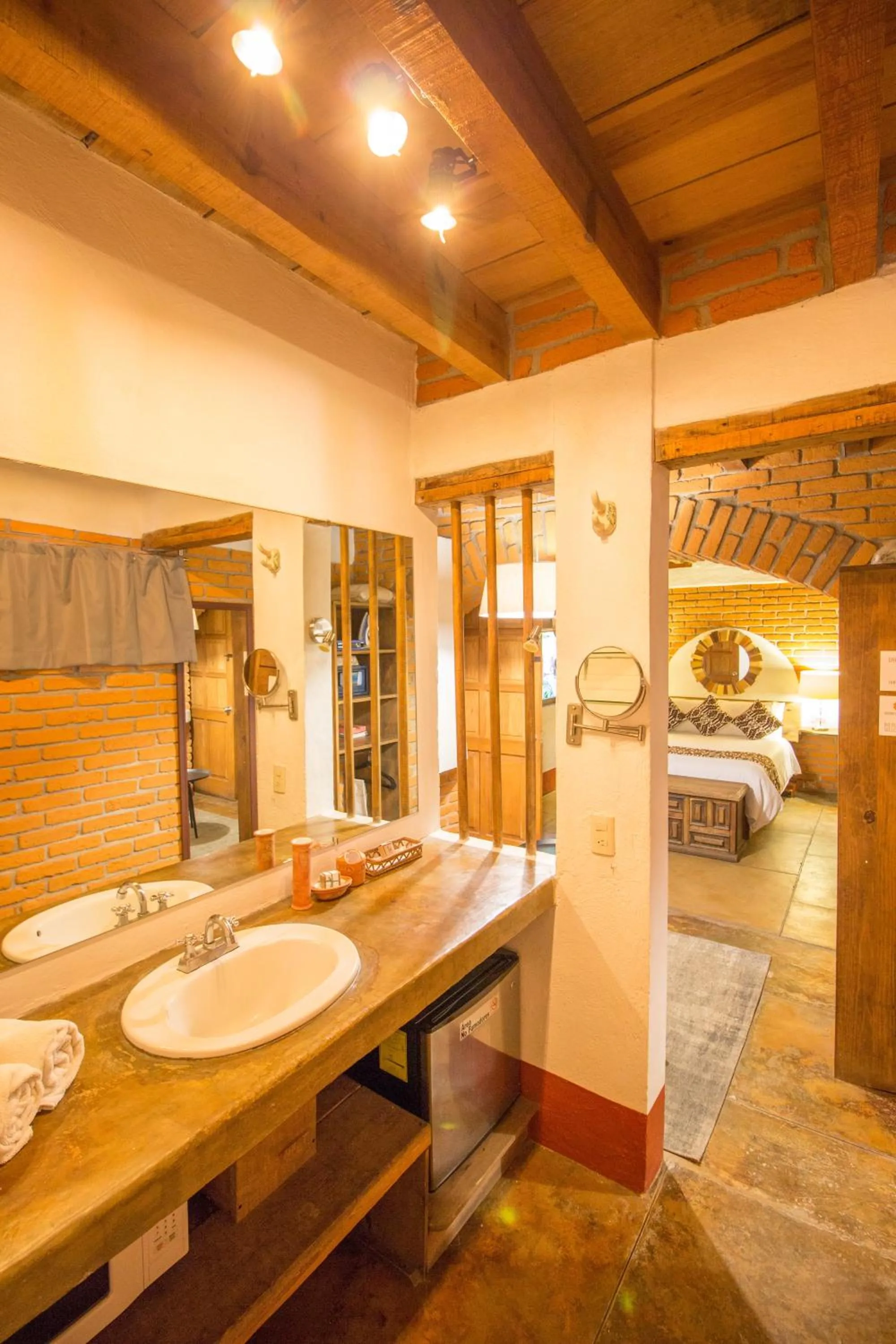 Toilet, Bed in Mesón De Leyendas Breakfast & Downtown