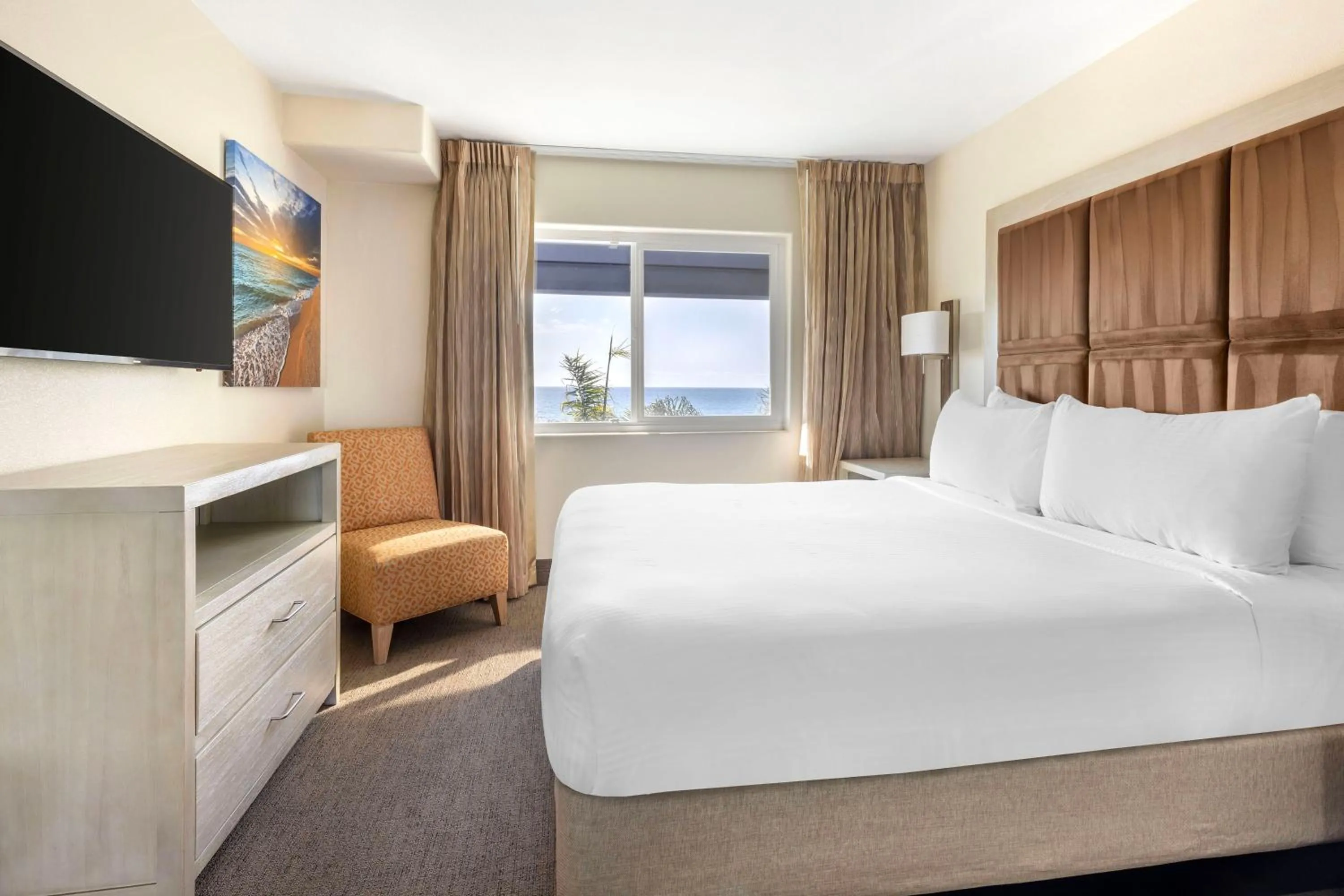 Bedroom, Bed in Hilton Vacation Club Riviera Beach & Shores