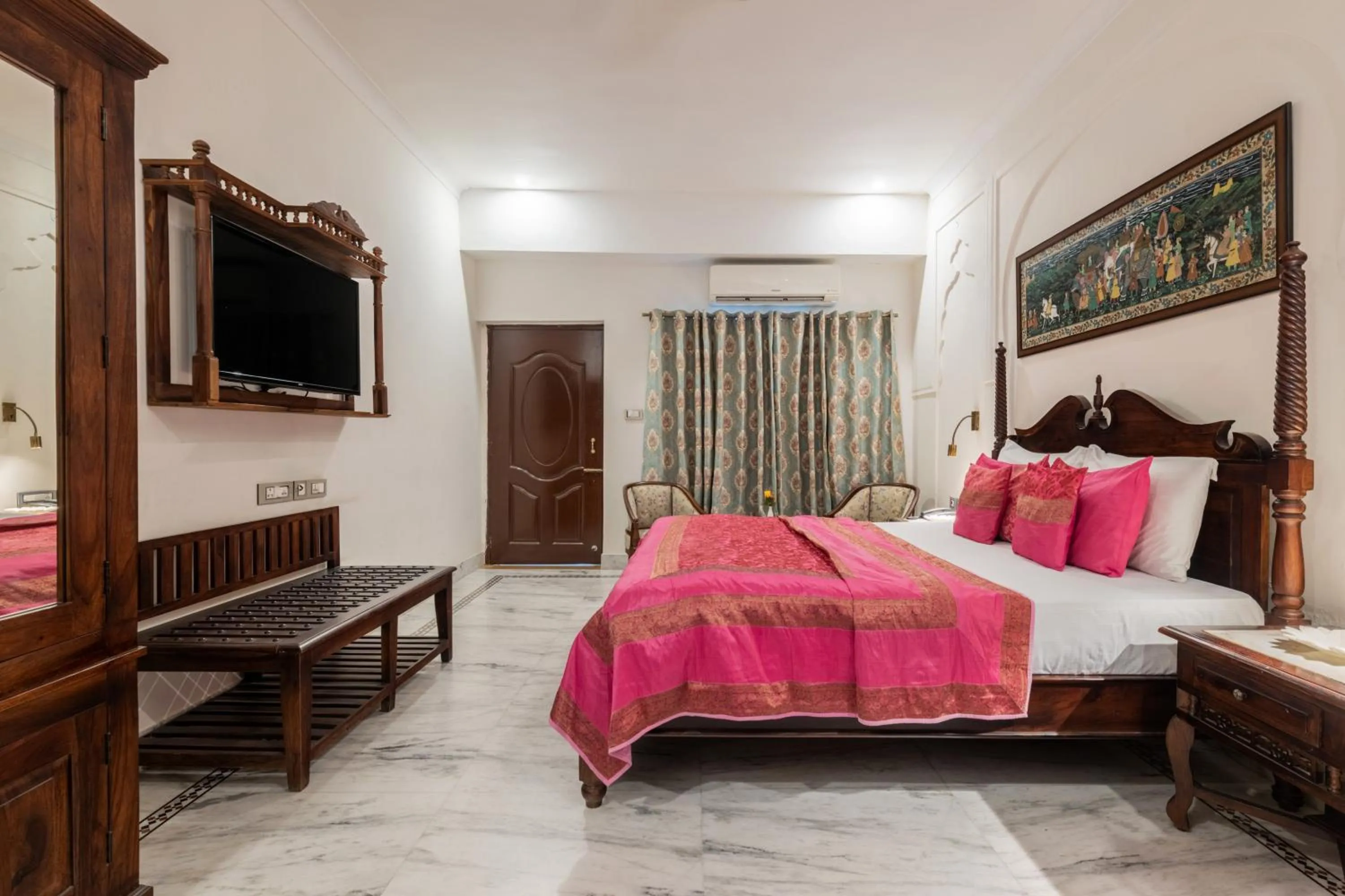 Communal lounge/ TV room, Bed in Rajasthan Palace - A Heritage Boutique Hotel in Jaipur