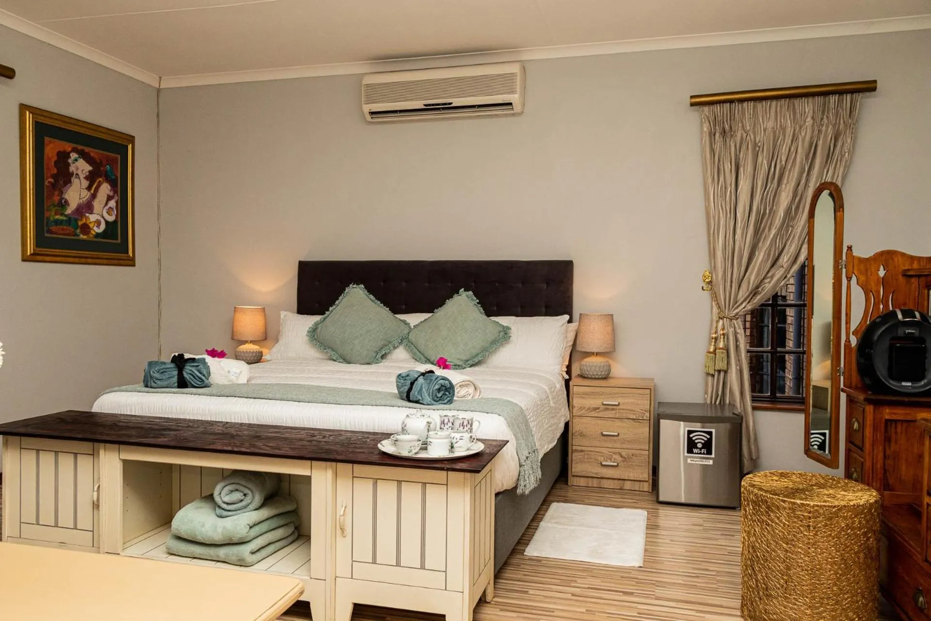 Bedroom, Bed in Mereke Manor