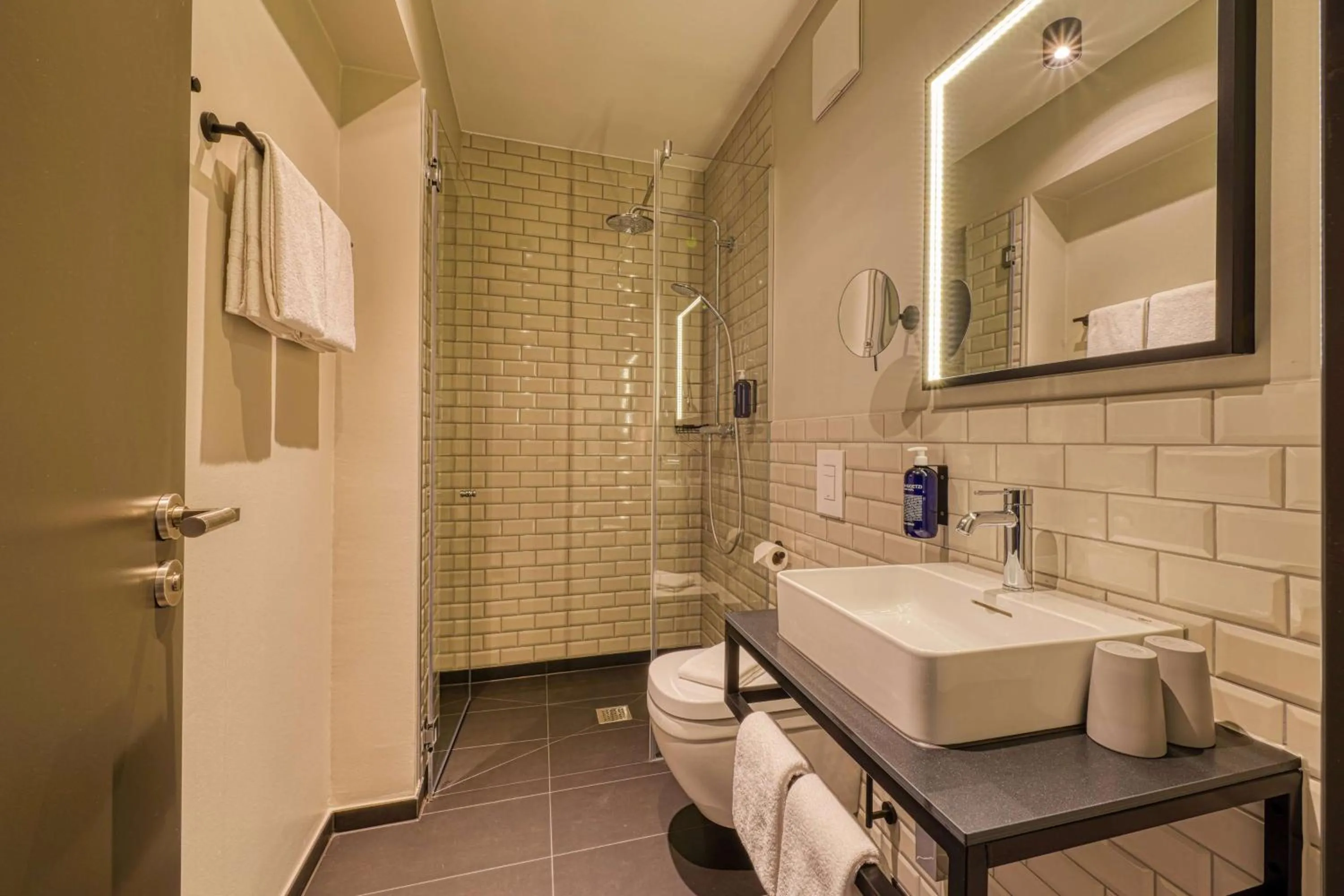 Bathroom in Vienna House Easy by Wyndham Bonn City