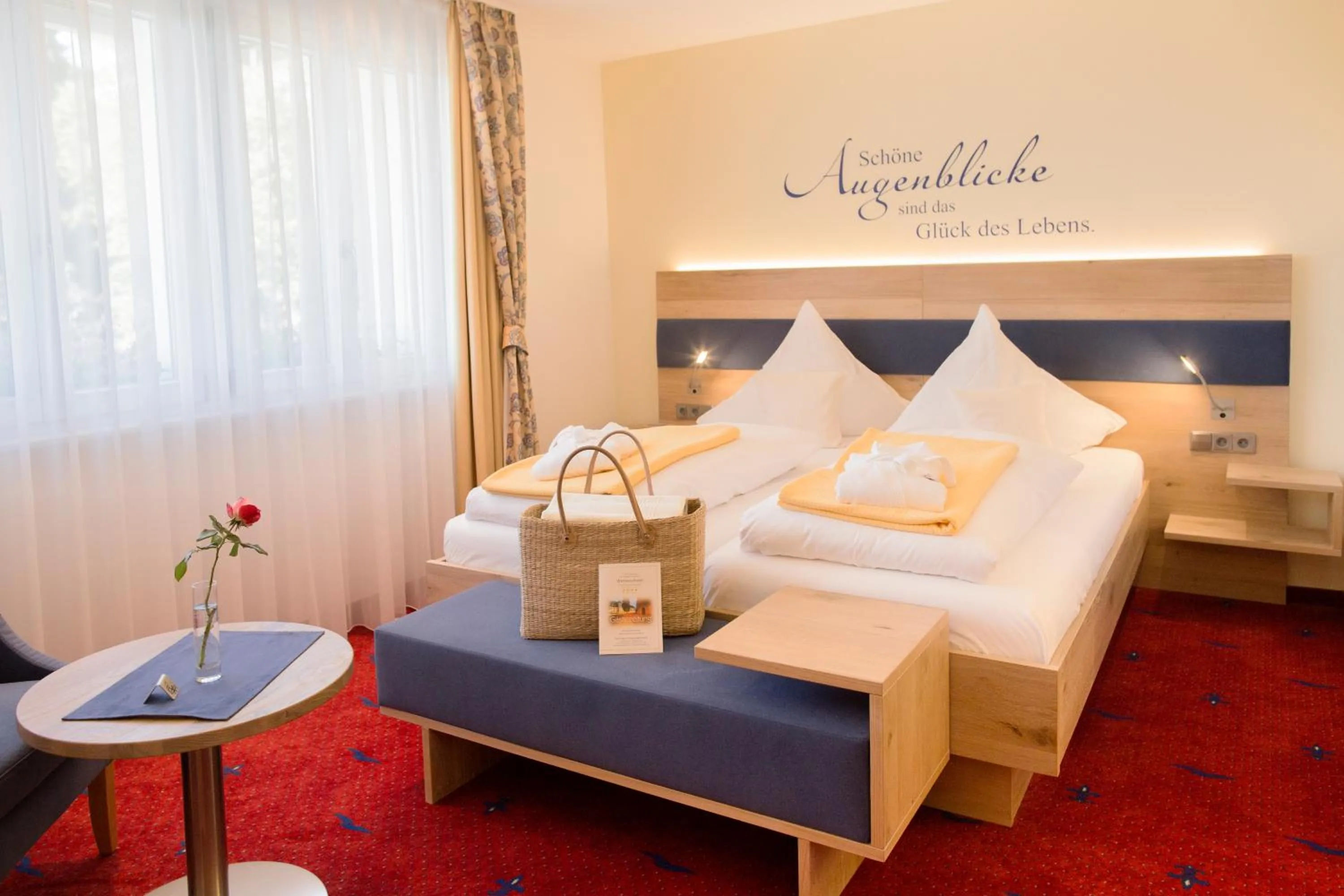 Shower, Bed in Möhringers Schwarzwald Hotel