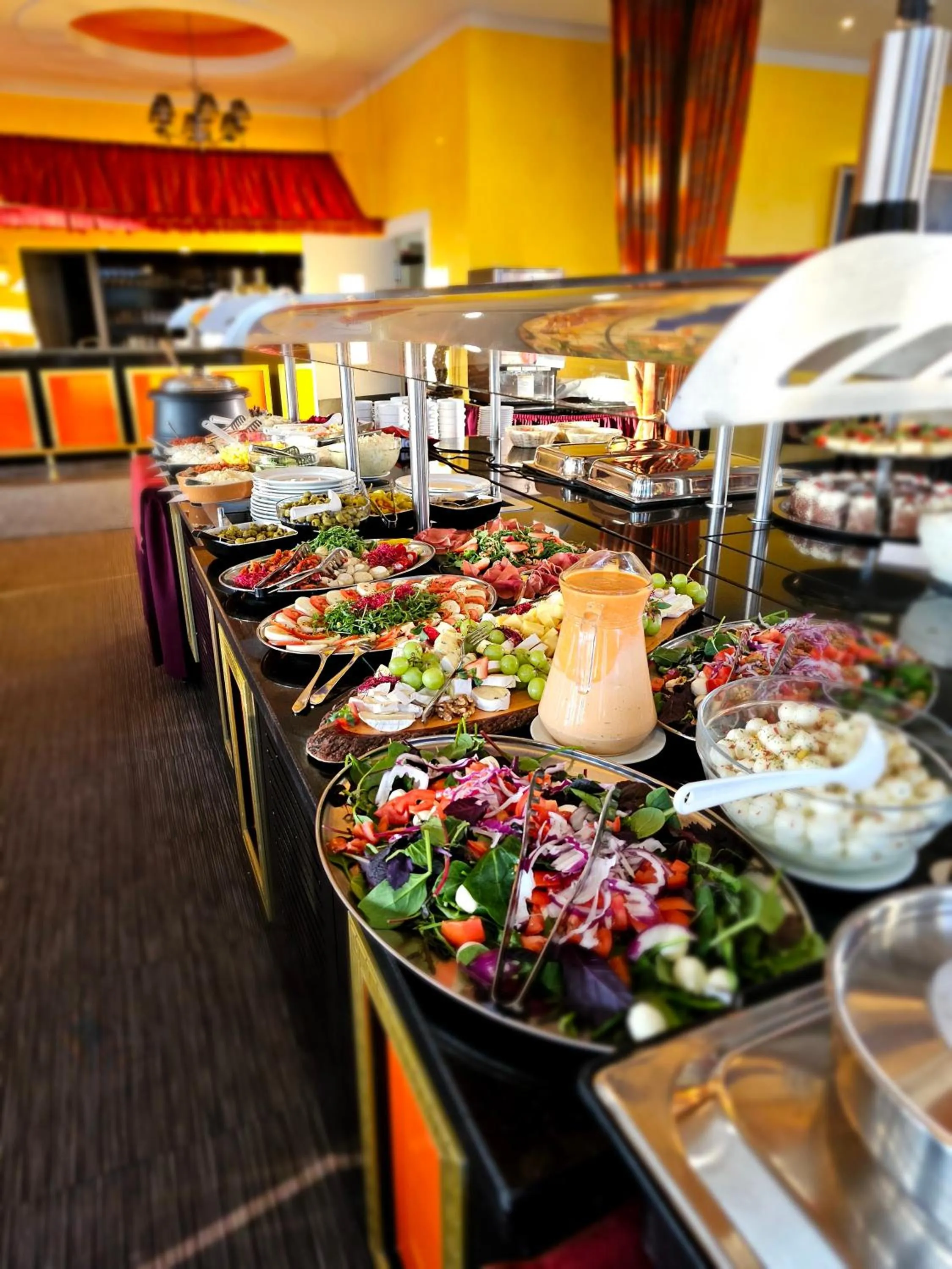 Restaurant/places to eat in Alexa Hotel