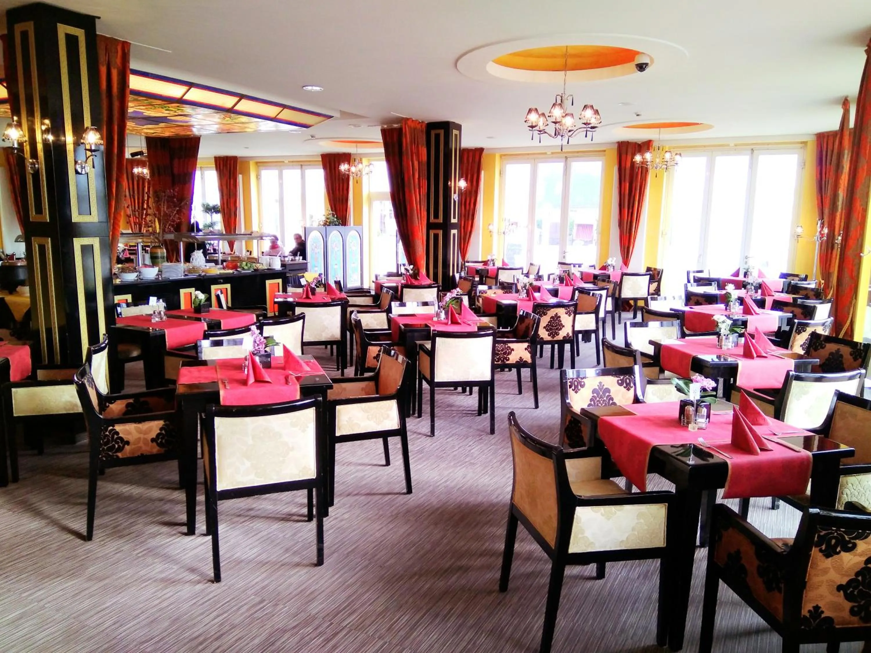 Restaurant/places to eat in Alexa Hotel