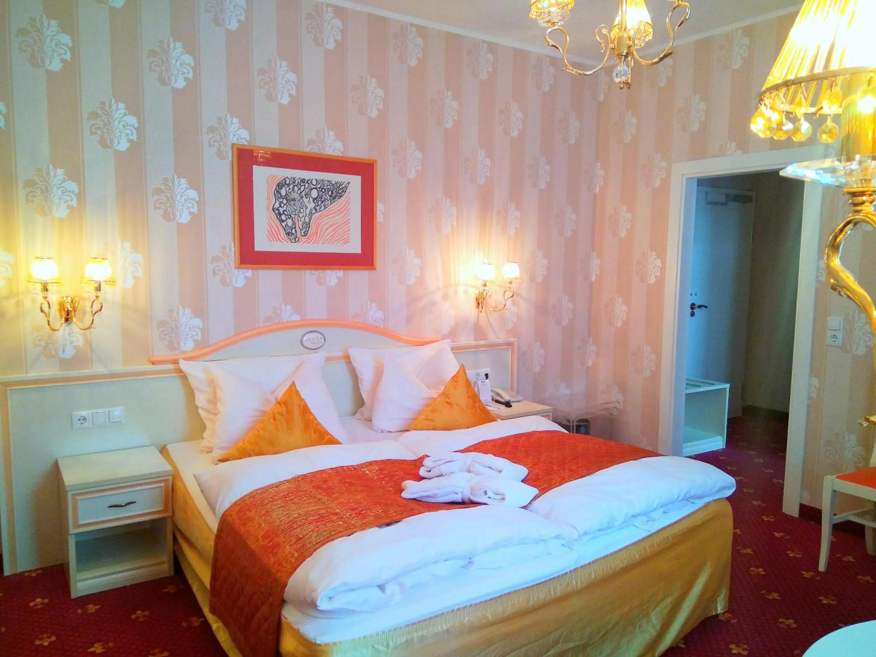 Photo of the whole room, Bed in Alexa Hotel