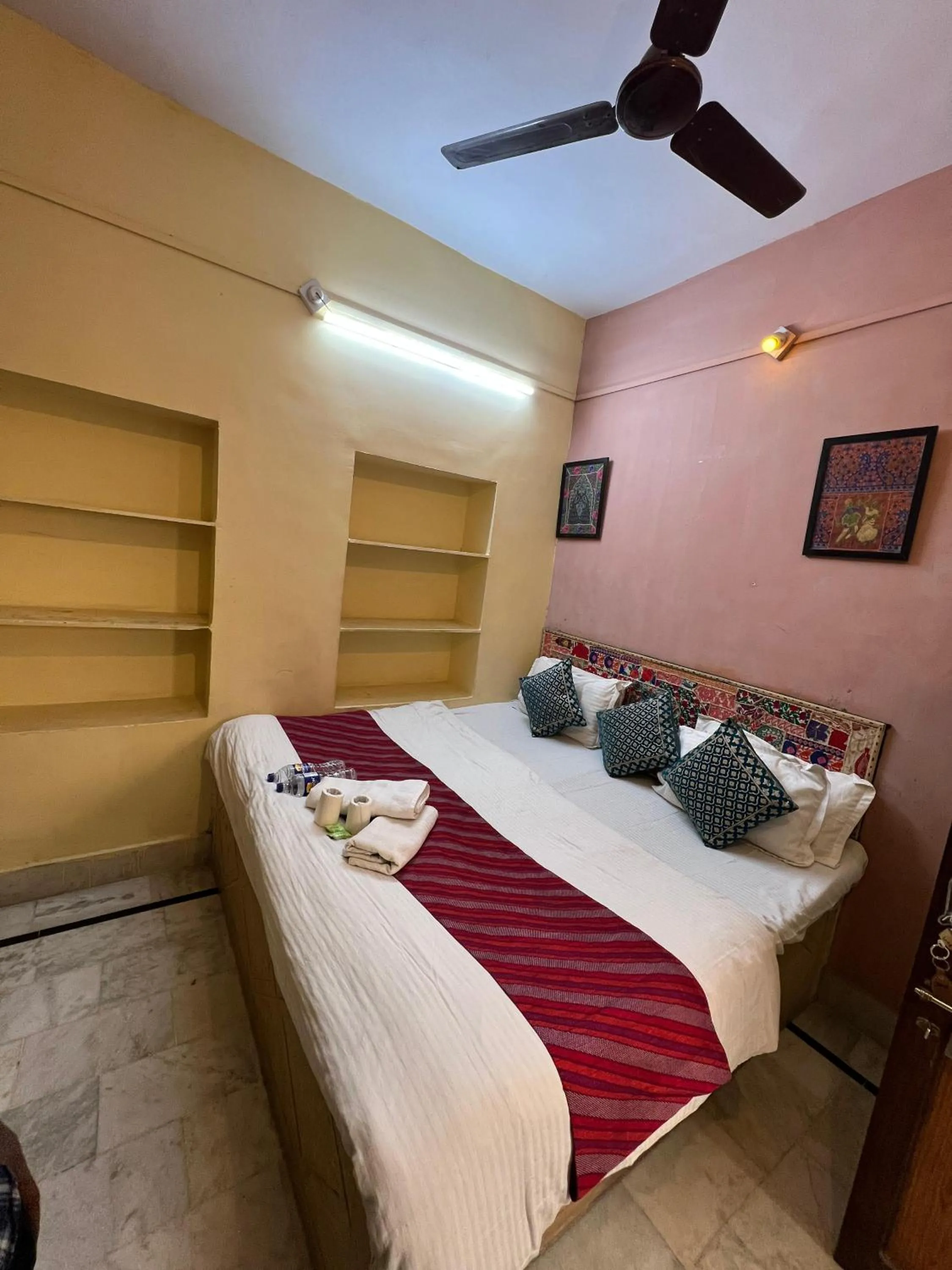 Bed in Hotel Neem Haveli