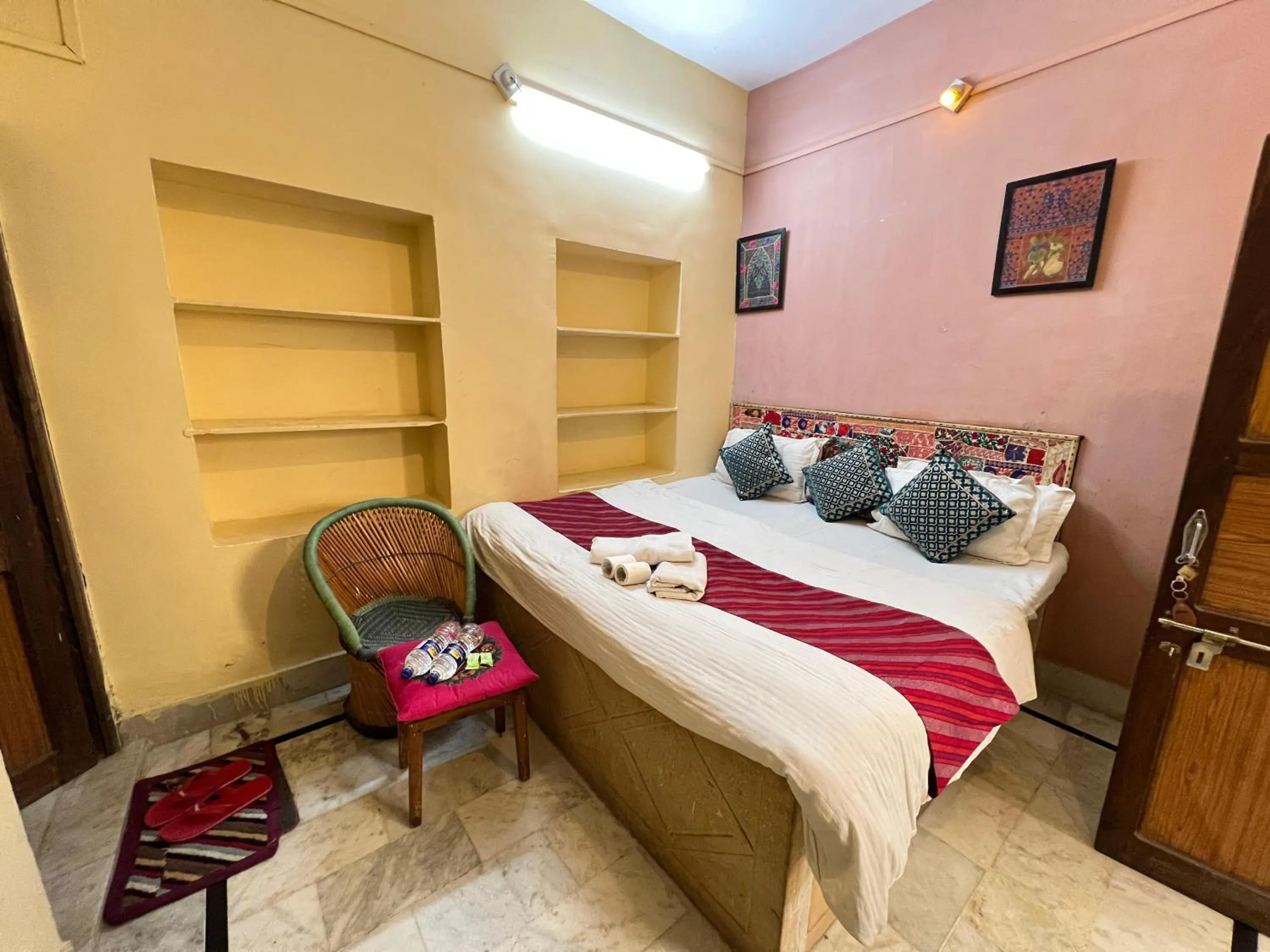 Bed in Hotel Neem Haveli