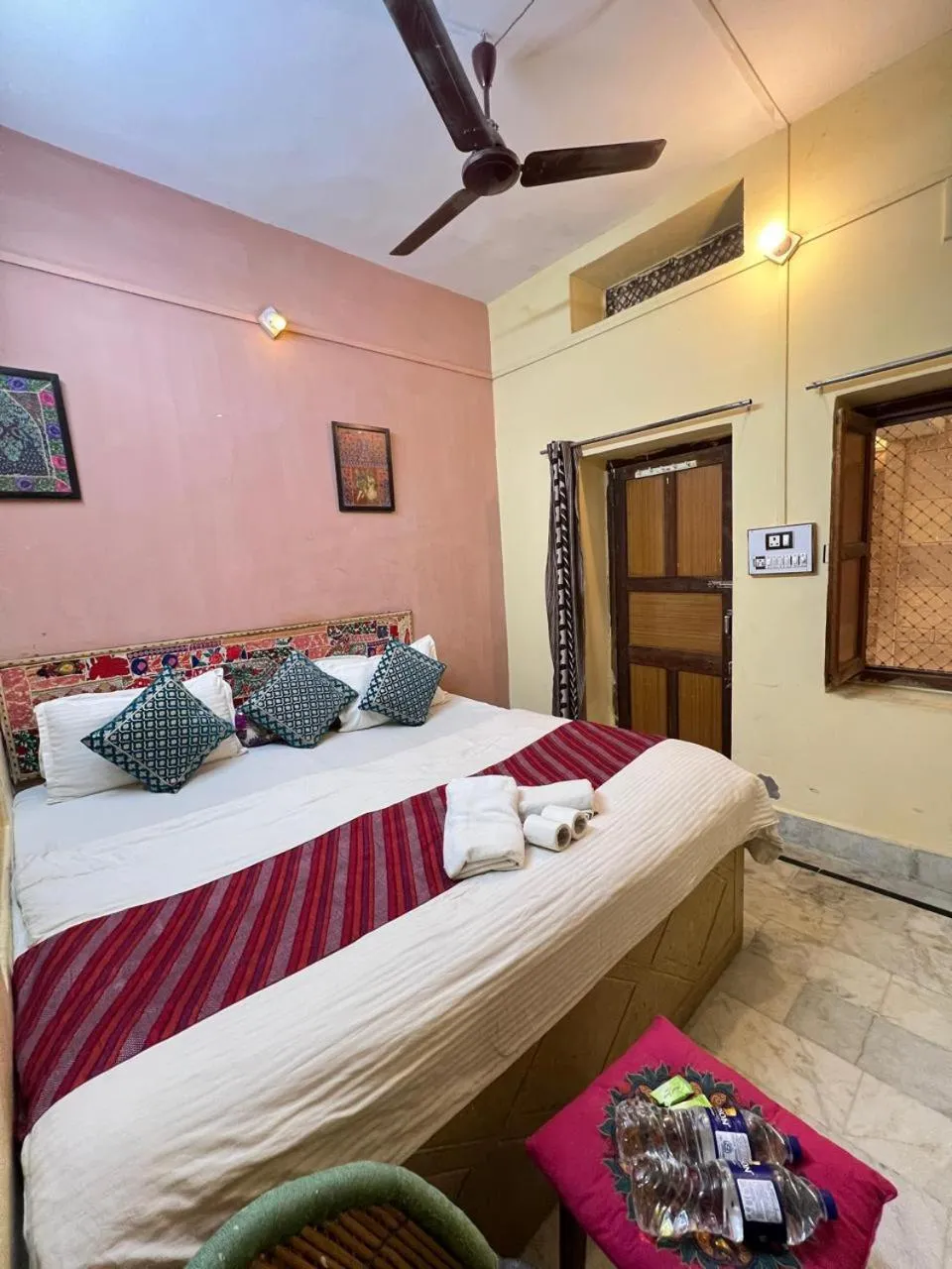 Bed in Hotel Neem Haveli