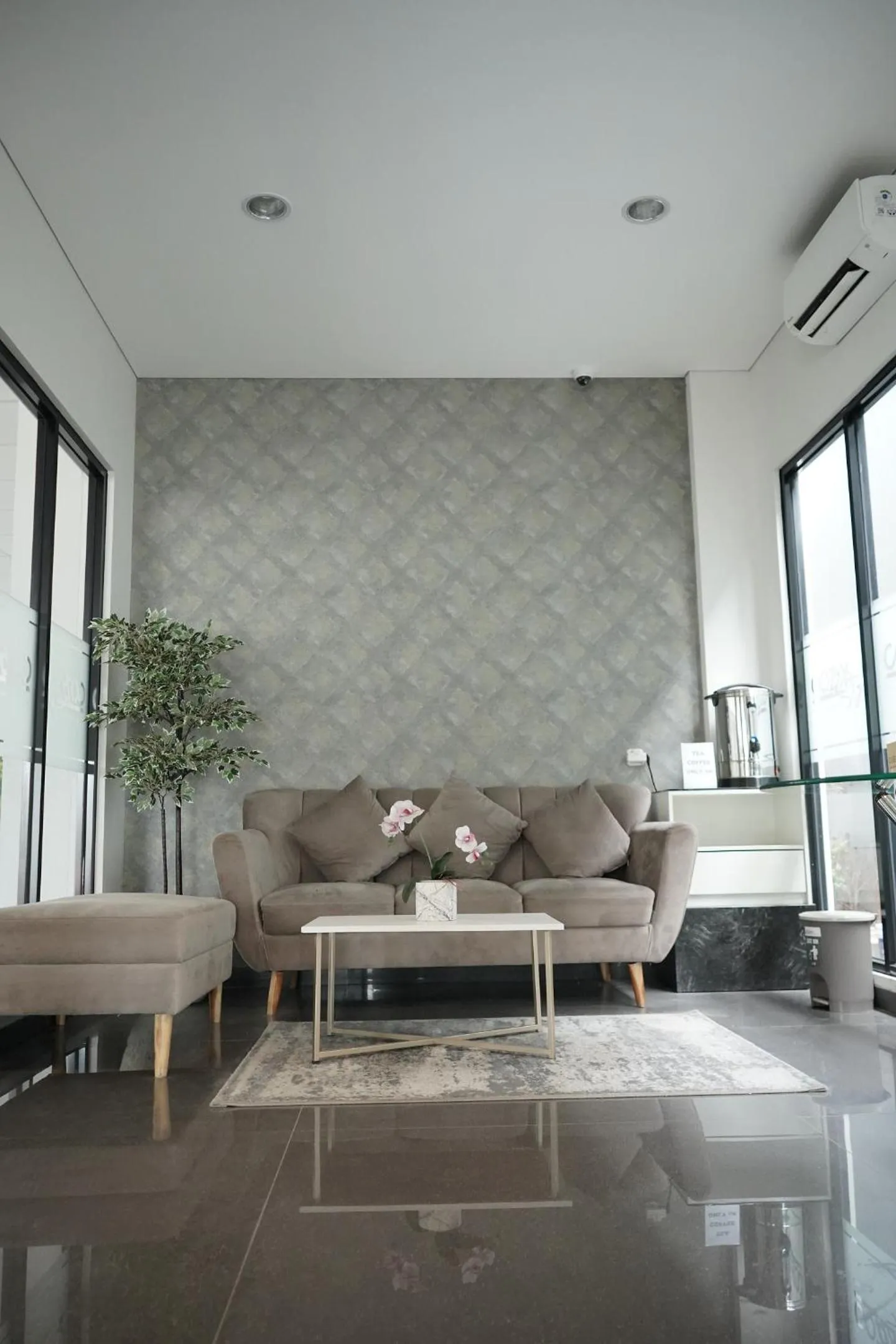 Lobby or reception in Cozzy Stay Hotel Semarang by Sinergi