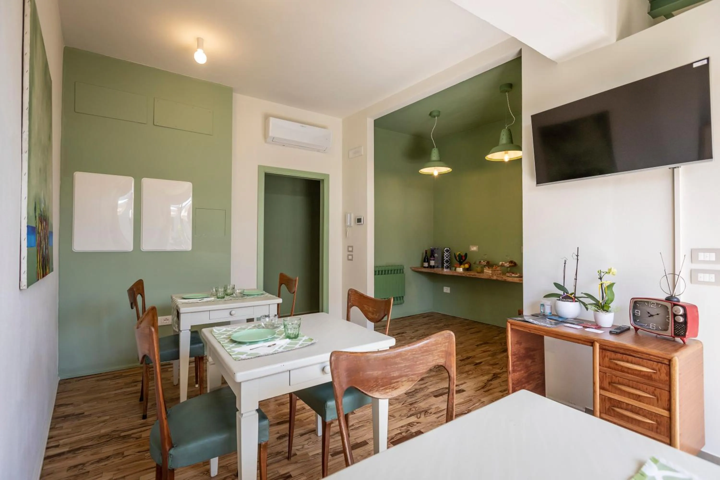 Communal lounge/ TV room in Le Stagioni Luxury Suite