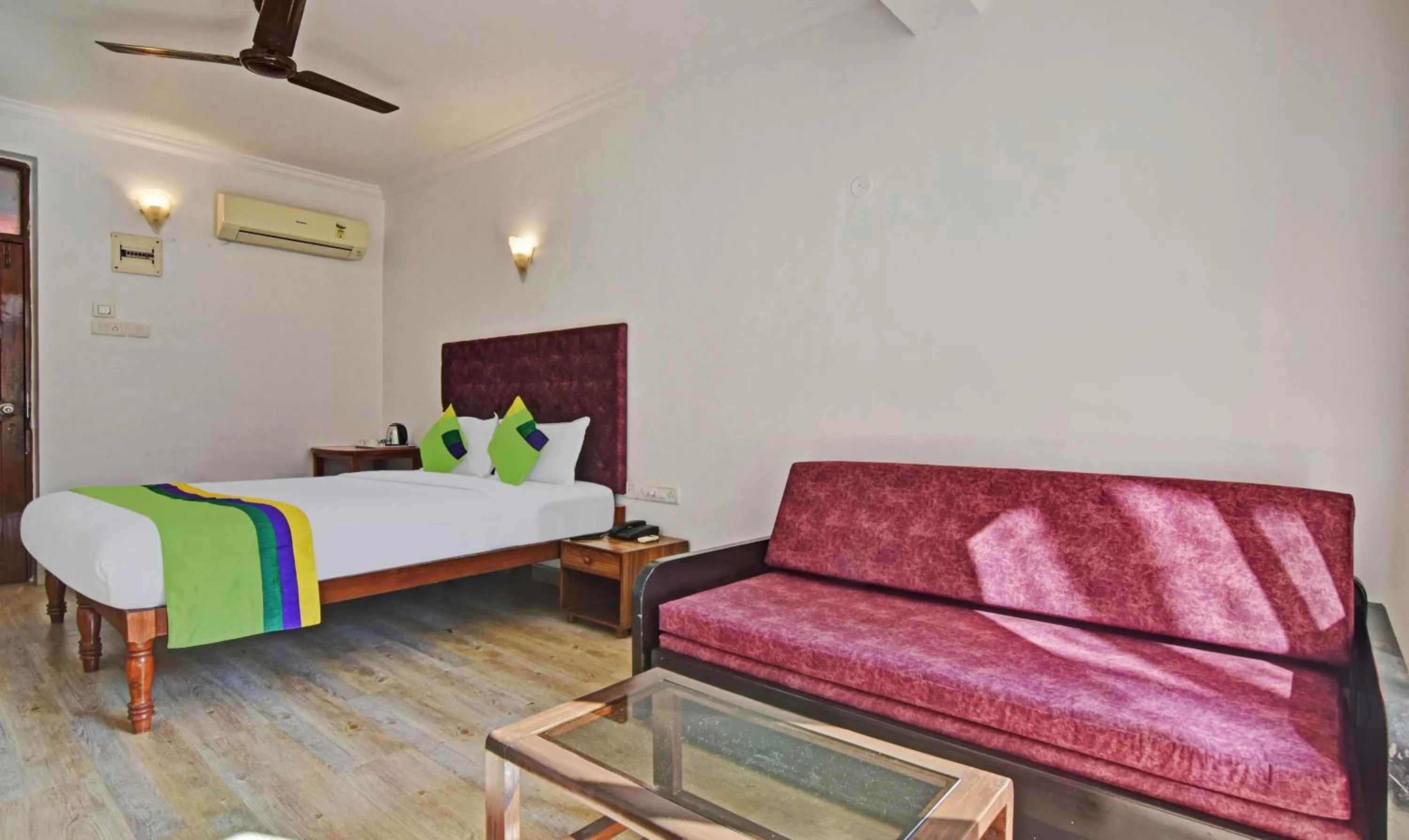 Photo of the whole room, Bed in Santa Monica Resort - Calangute