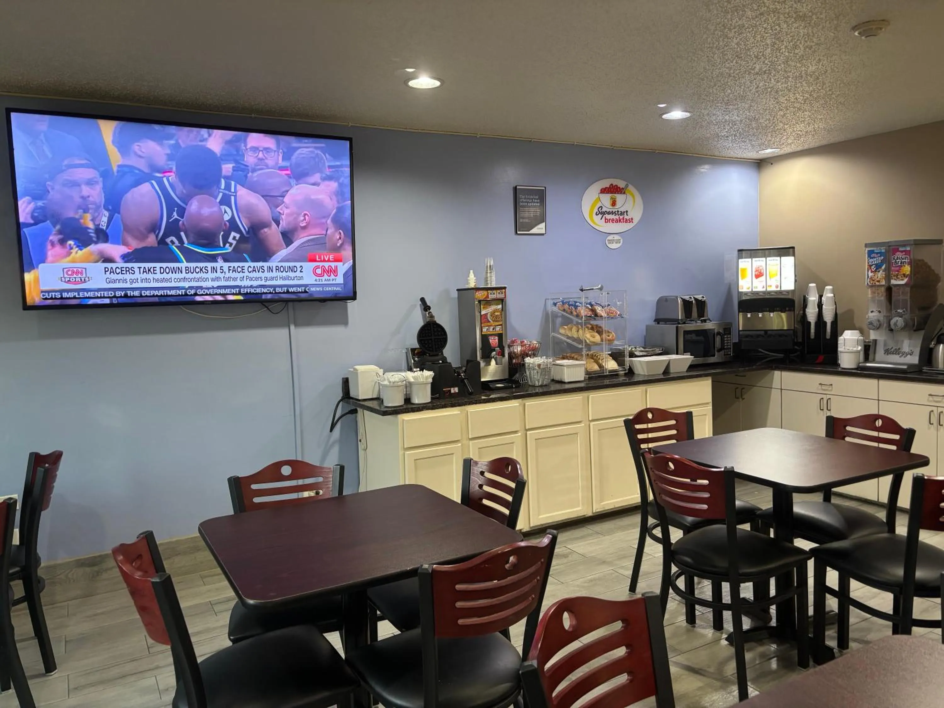 Breakfast in Super 8 by Wyndham Mundelein/Libertyville Area