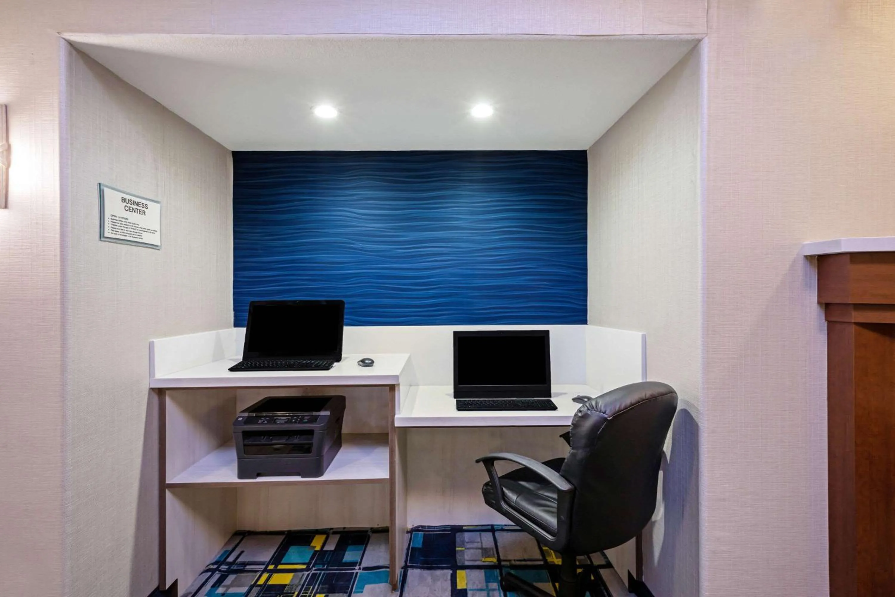 Business facilities in La Quinta by Wyndham Manteca - Ripon