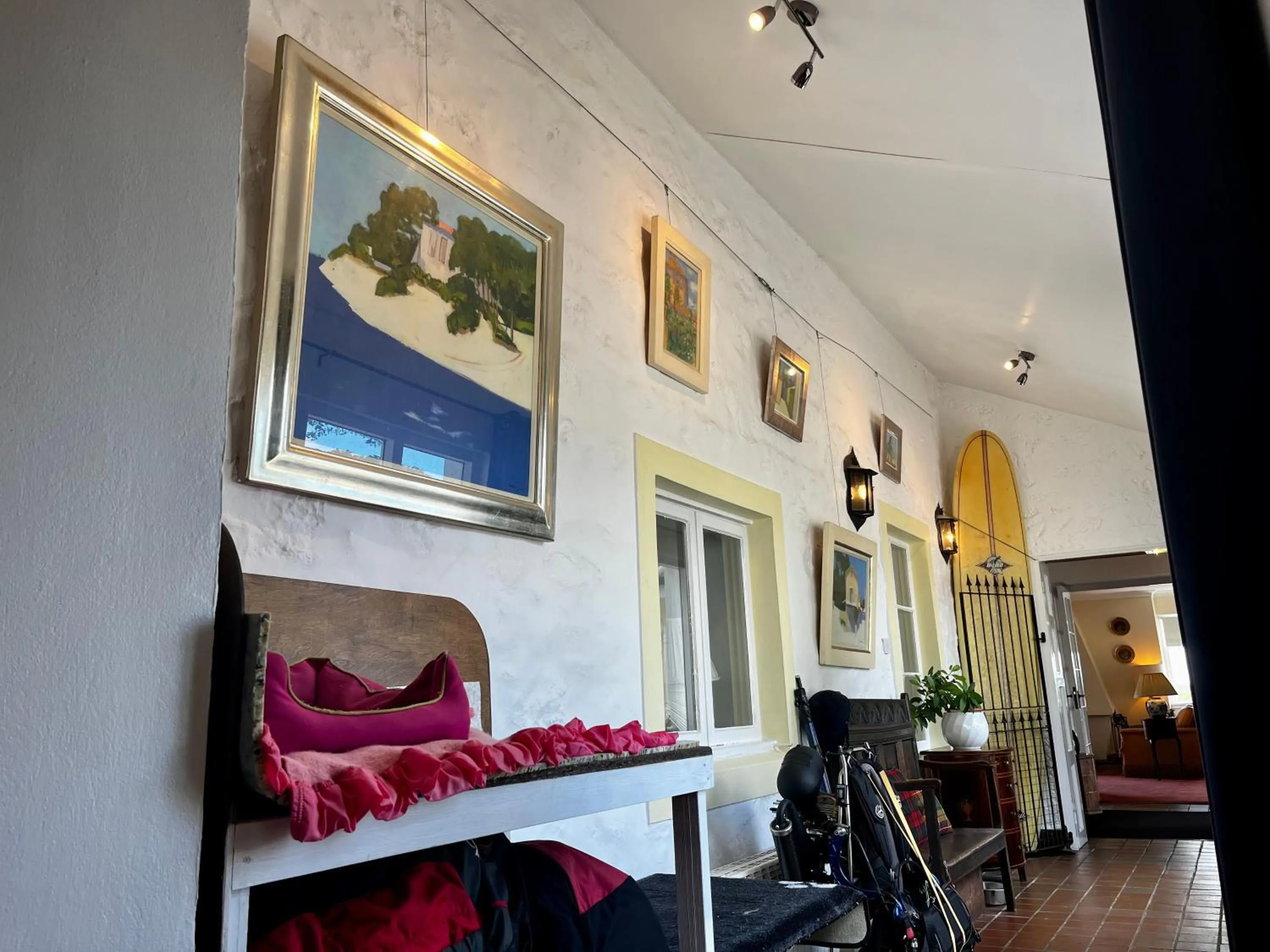 Facade/entrance in Whitehouse