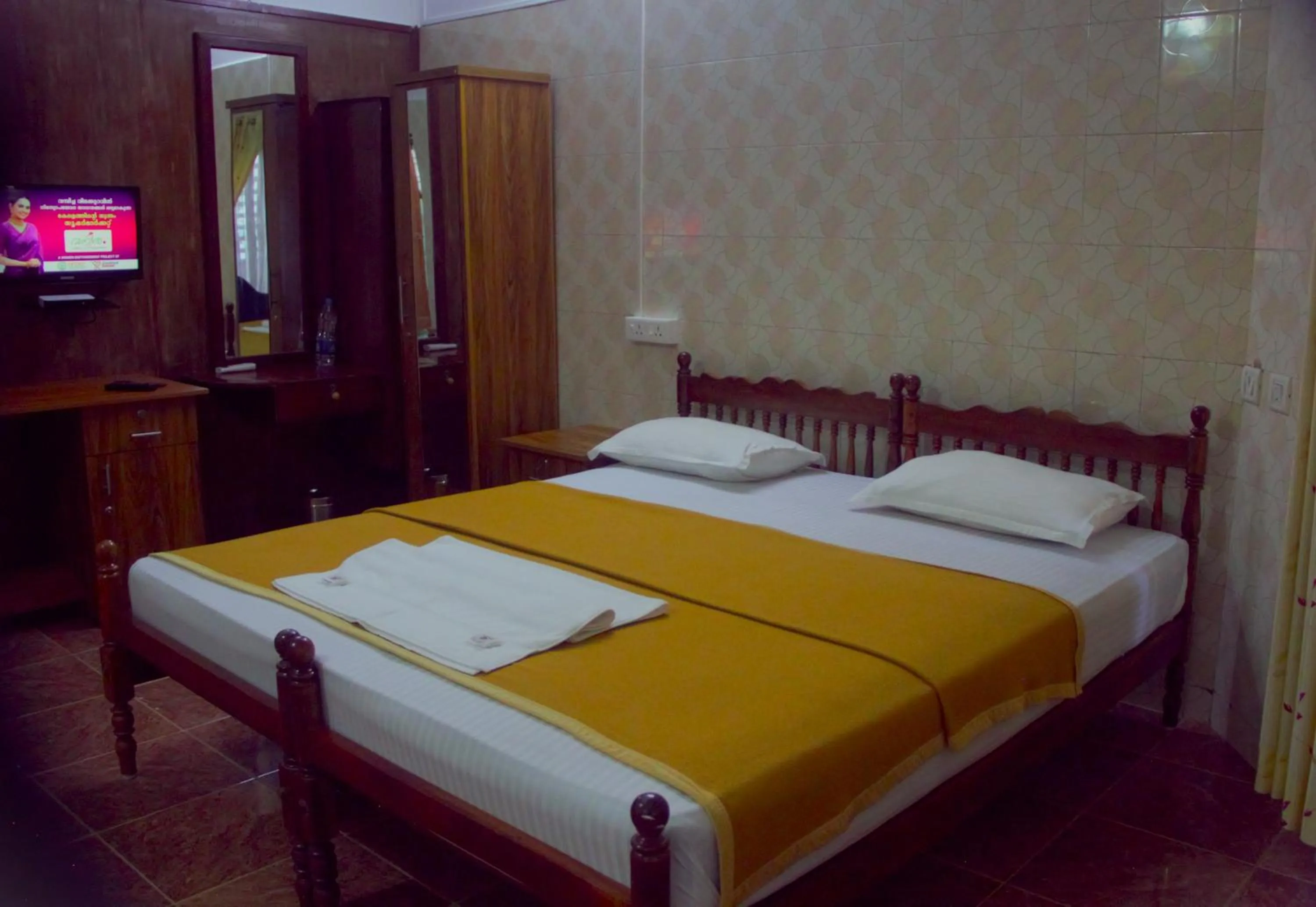 Bed in Lake Palace Family Resort Kumarakom