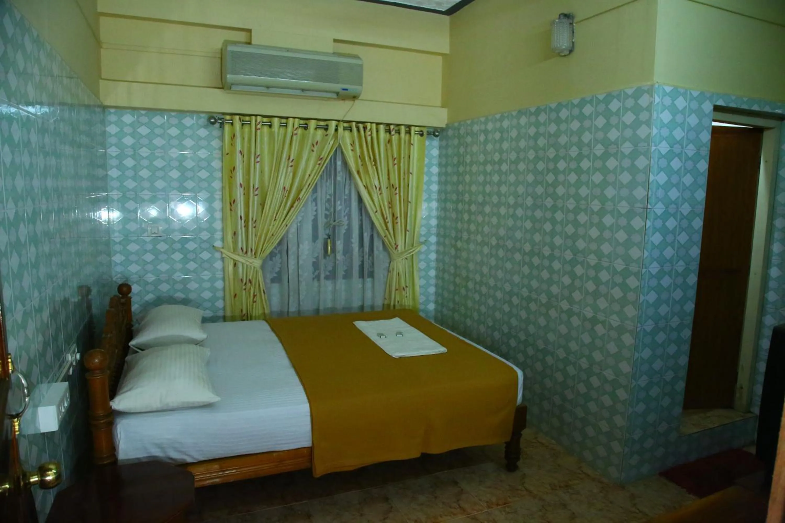 Bed in Lake Palace Family Resort Kumarakom