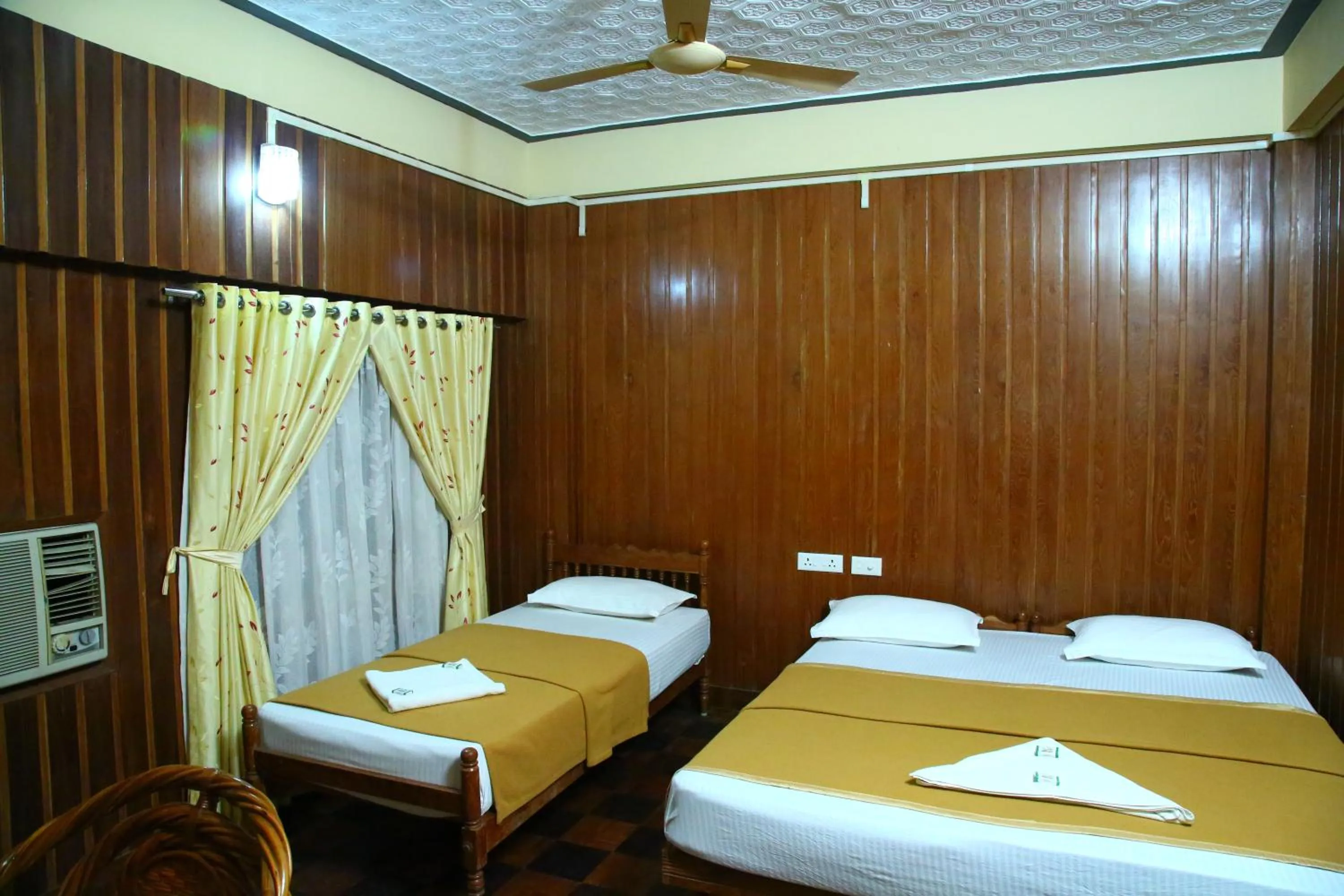 Photo of the whole room, Bed in Lake Palace Family Resort Kumarakom