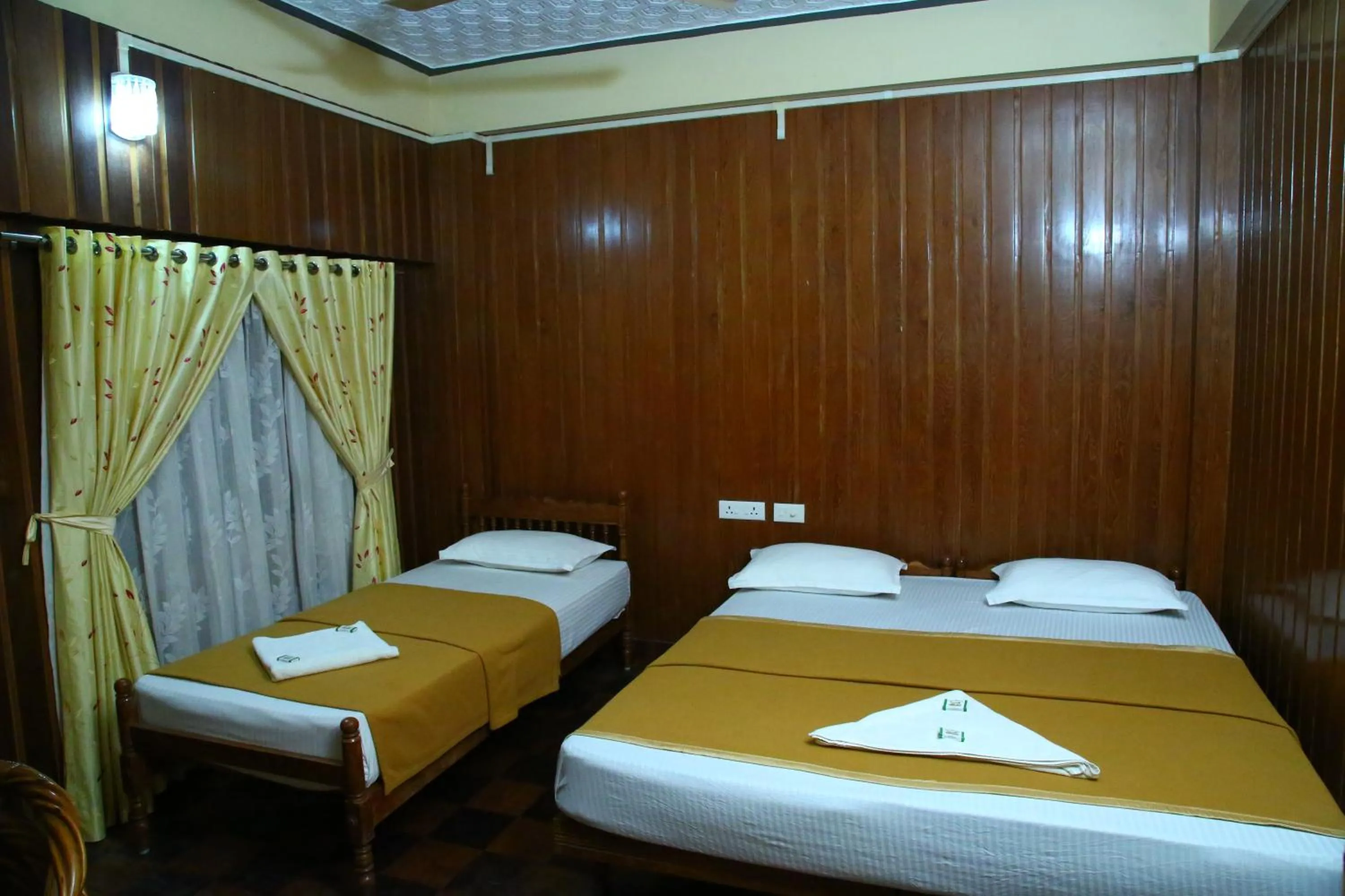 Bed in Lake Palace Family Resort Kumarakom