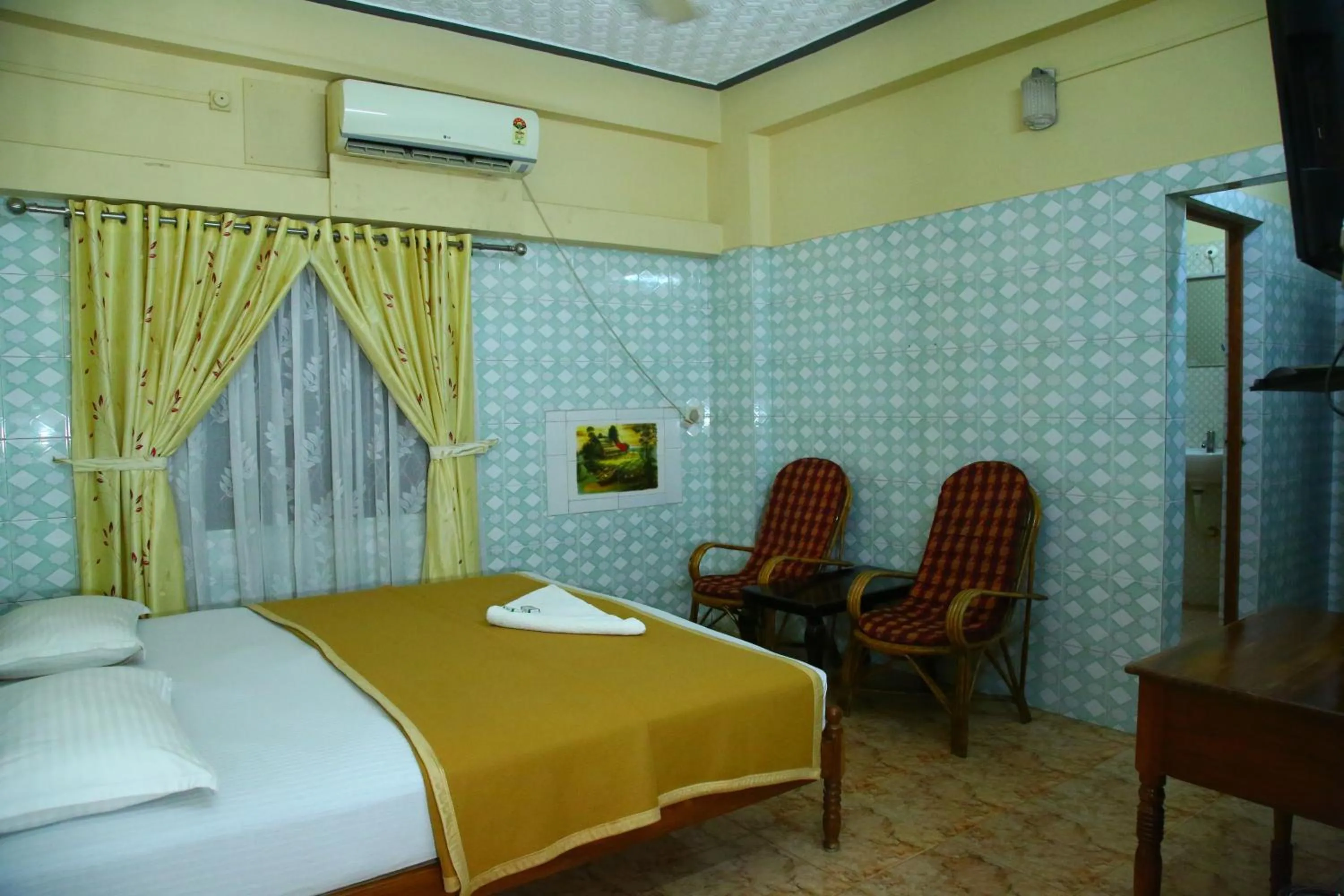 Bed in Lake Palace Family Resort Kumarakom