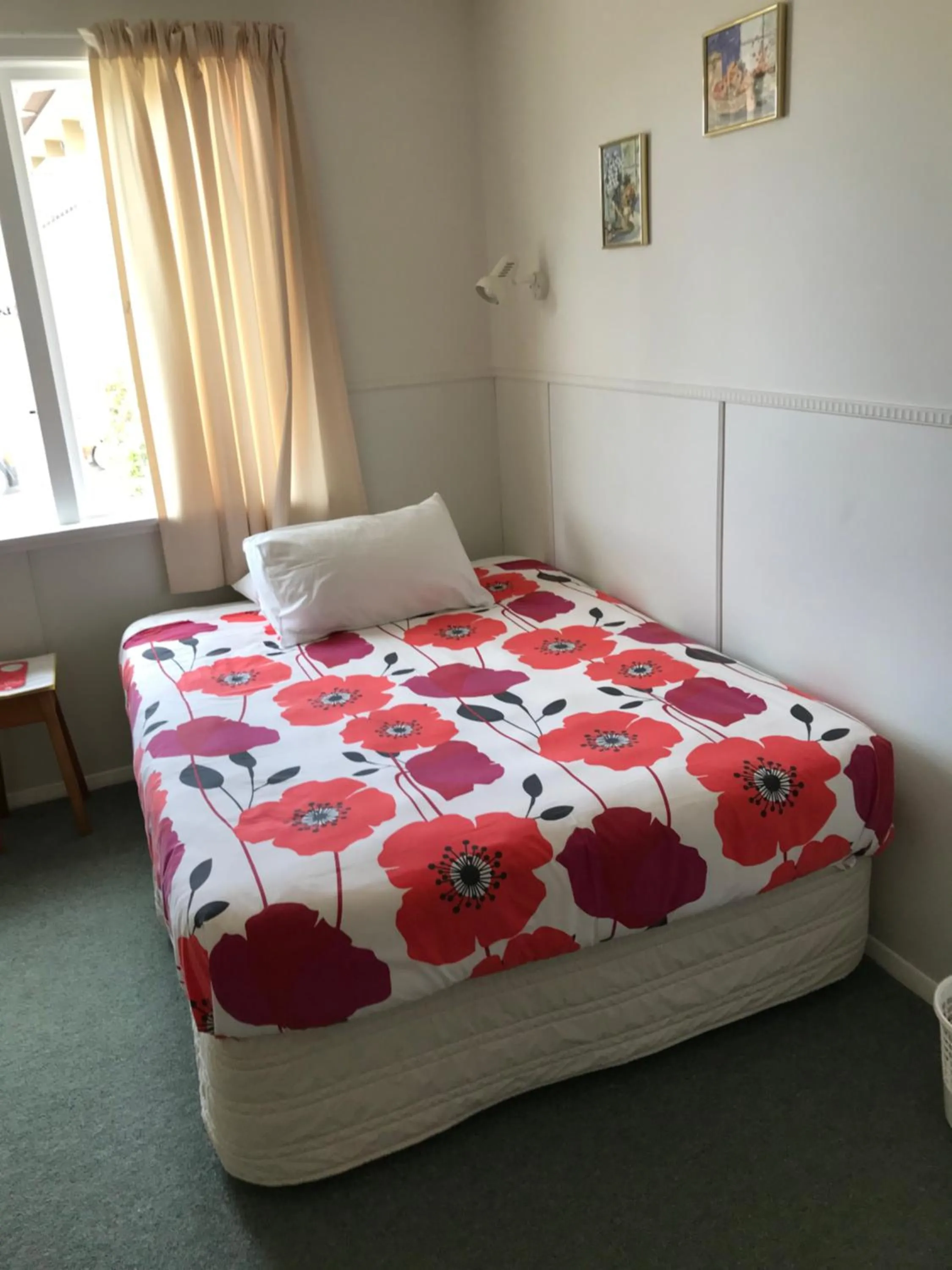 Bed in Picton House B&B and Motel