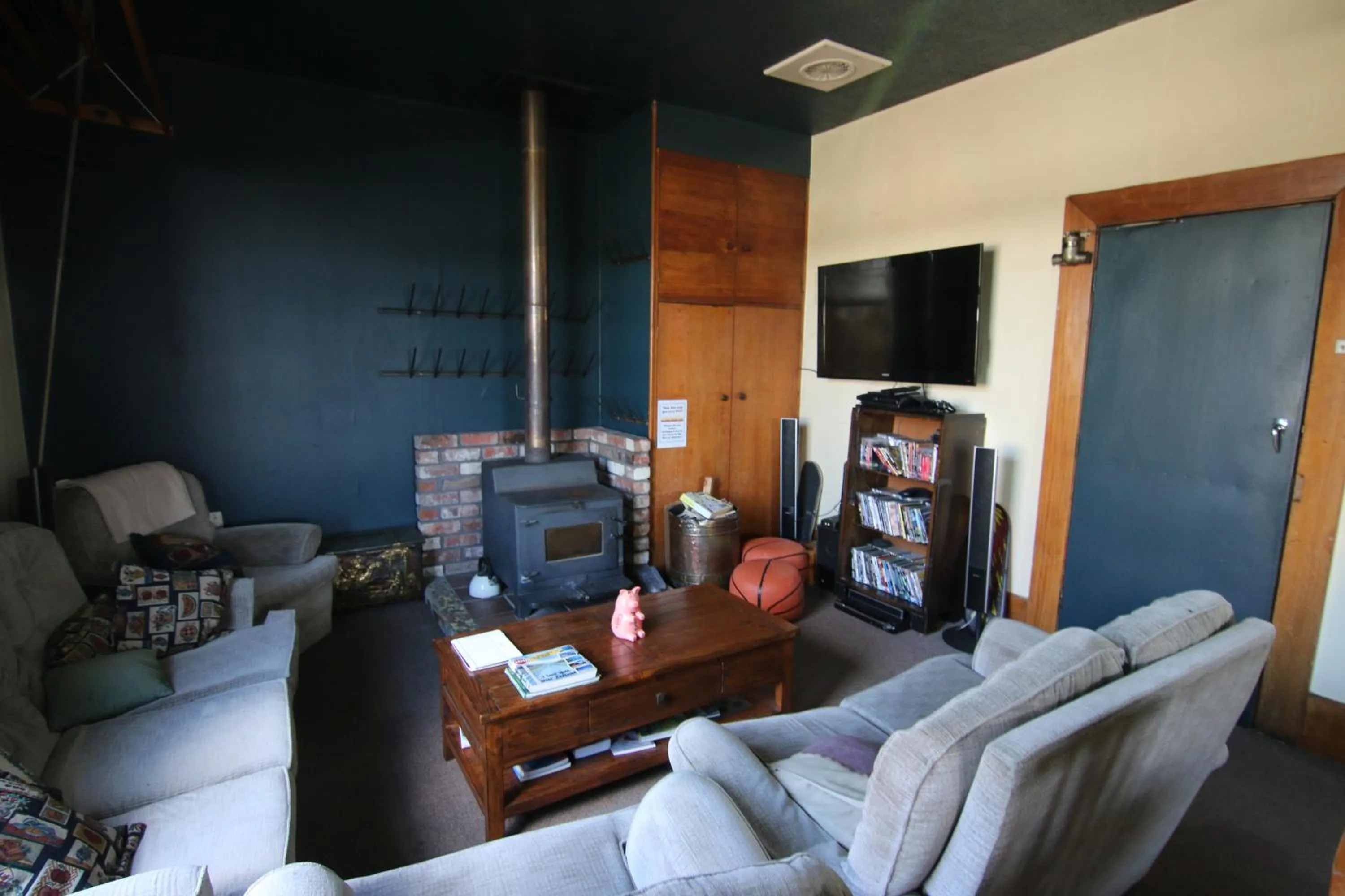 Communal lounge/ TV room in Big Tree Lodge Methven