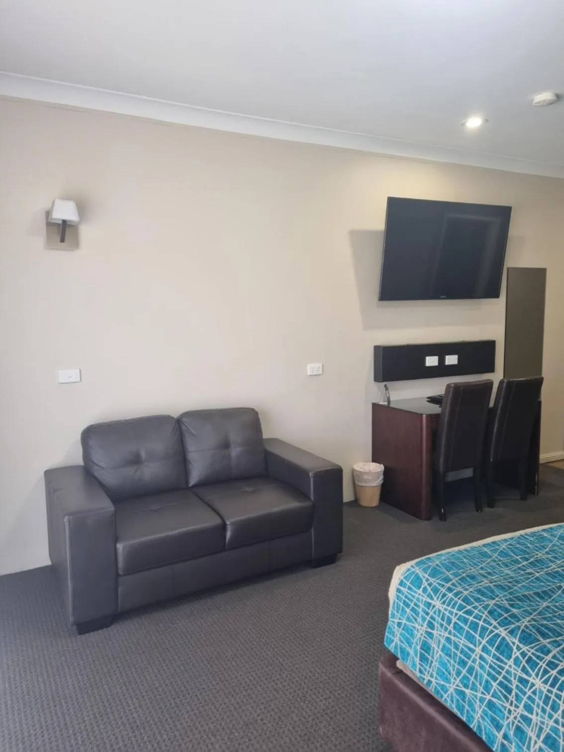 Seating area, Bed in Australian Homestead Motor Lodge