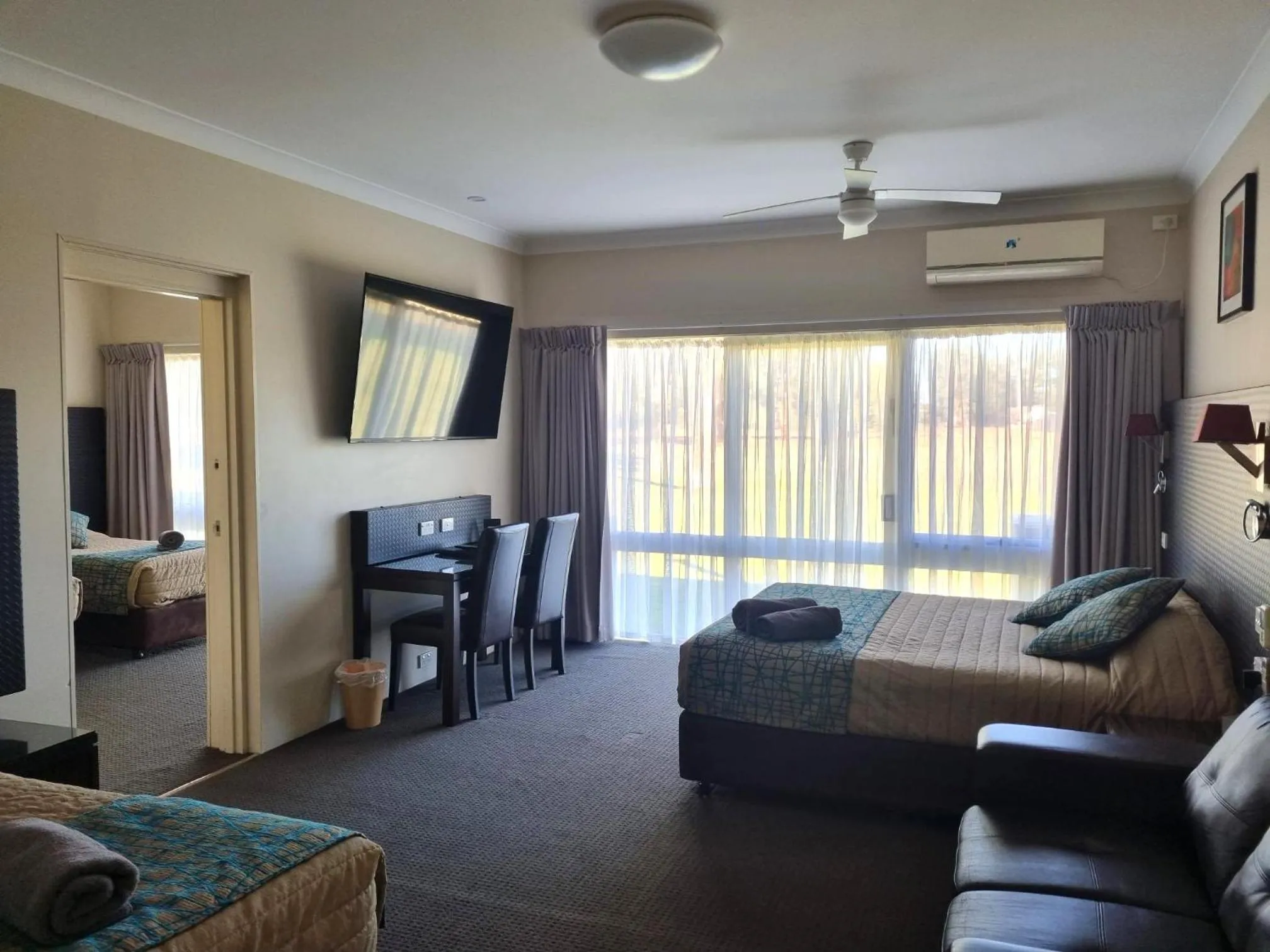 Living room, Bed in Australian Homestead Motor Lodge