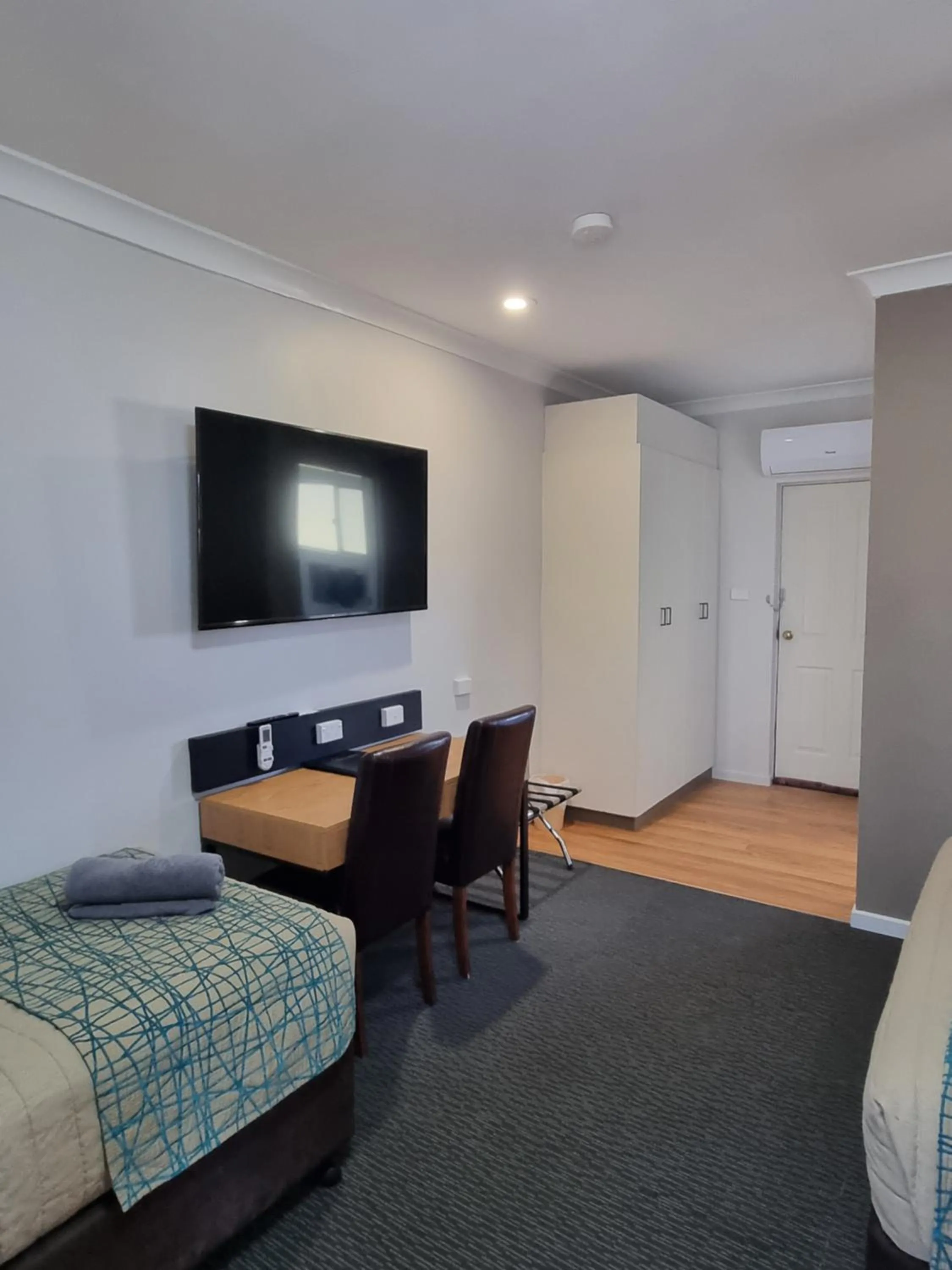 TV and multimedia, Bed in Australian Homestead Motor Lodge