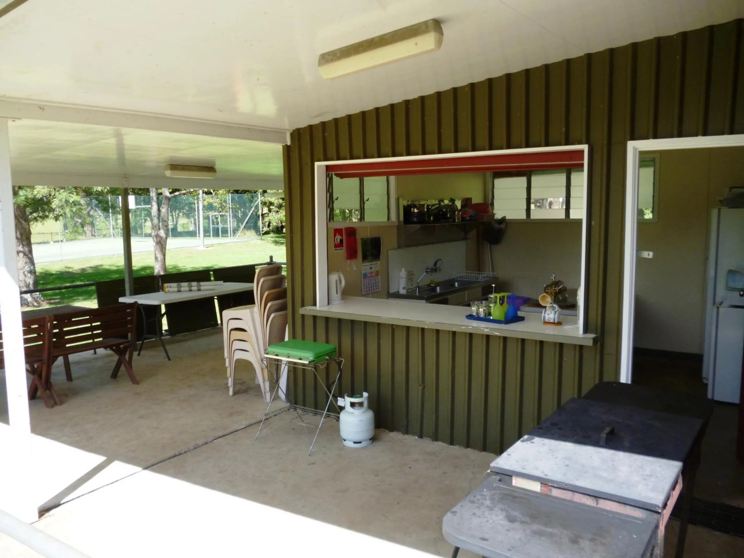Kitchen or kitchenette in Christmas Creek Café & Cabins