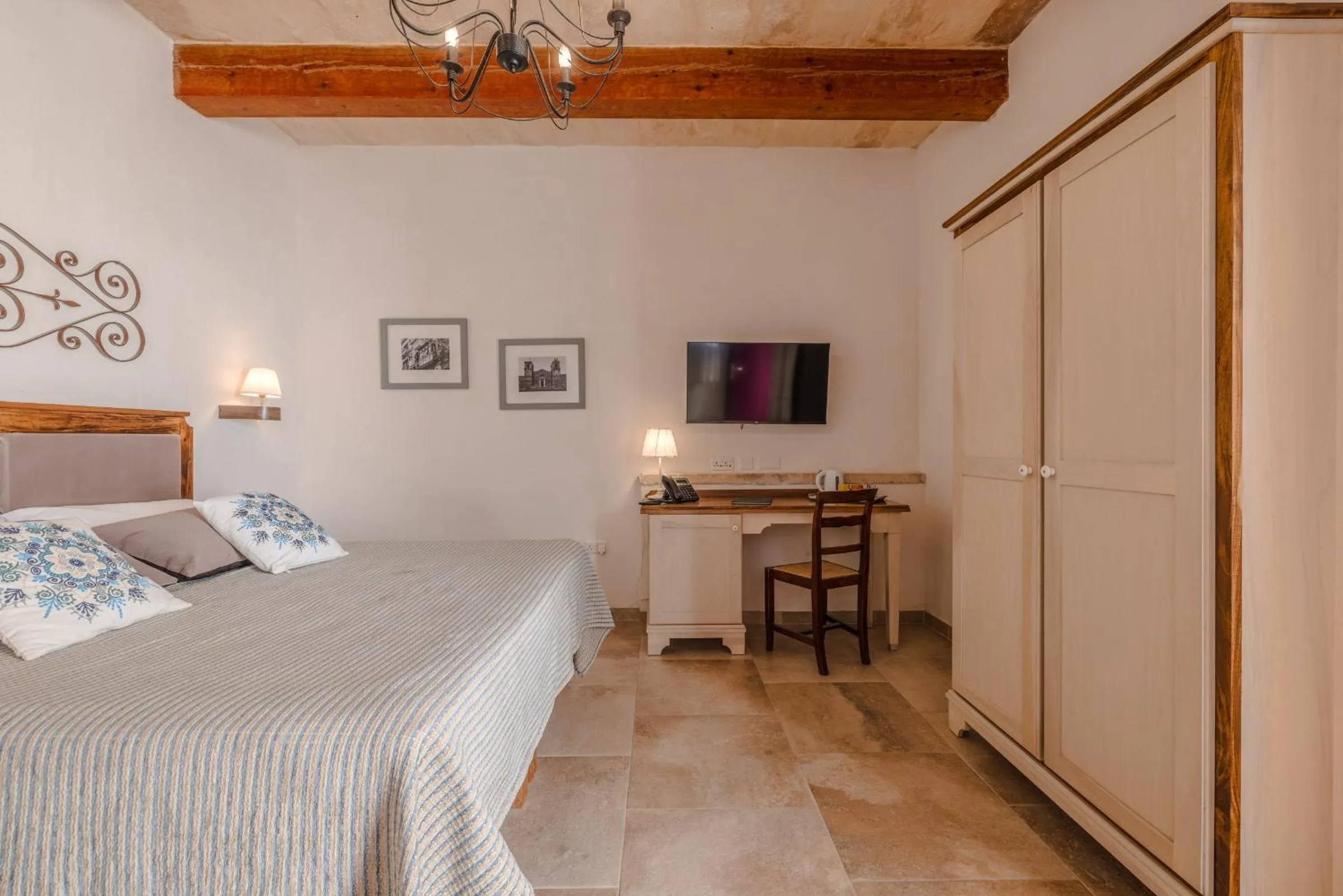 Photo of the whole room in Mulberries