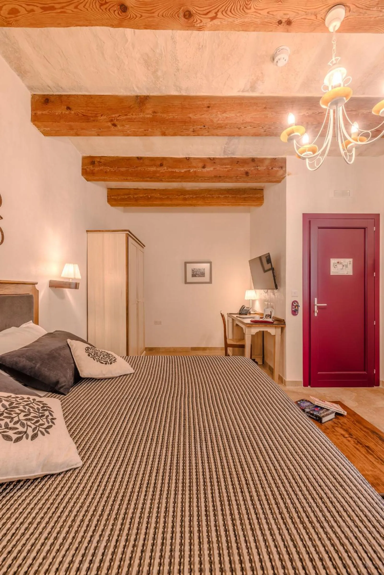 Photo of the whole room in Mulberries